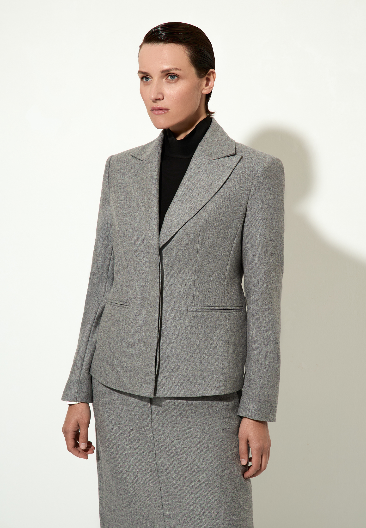 < Костюм с однобортным жакетом и юбкой №1