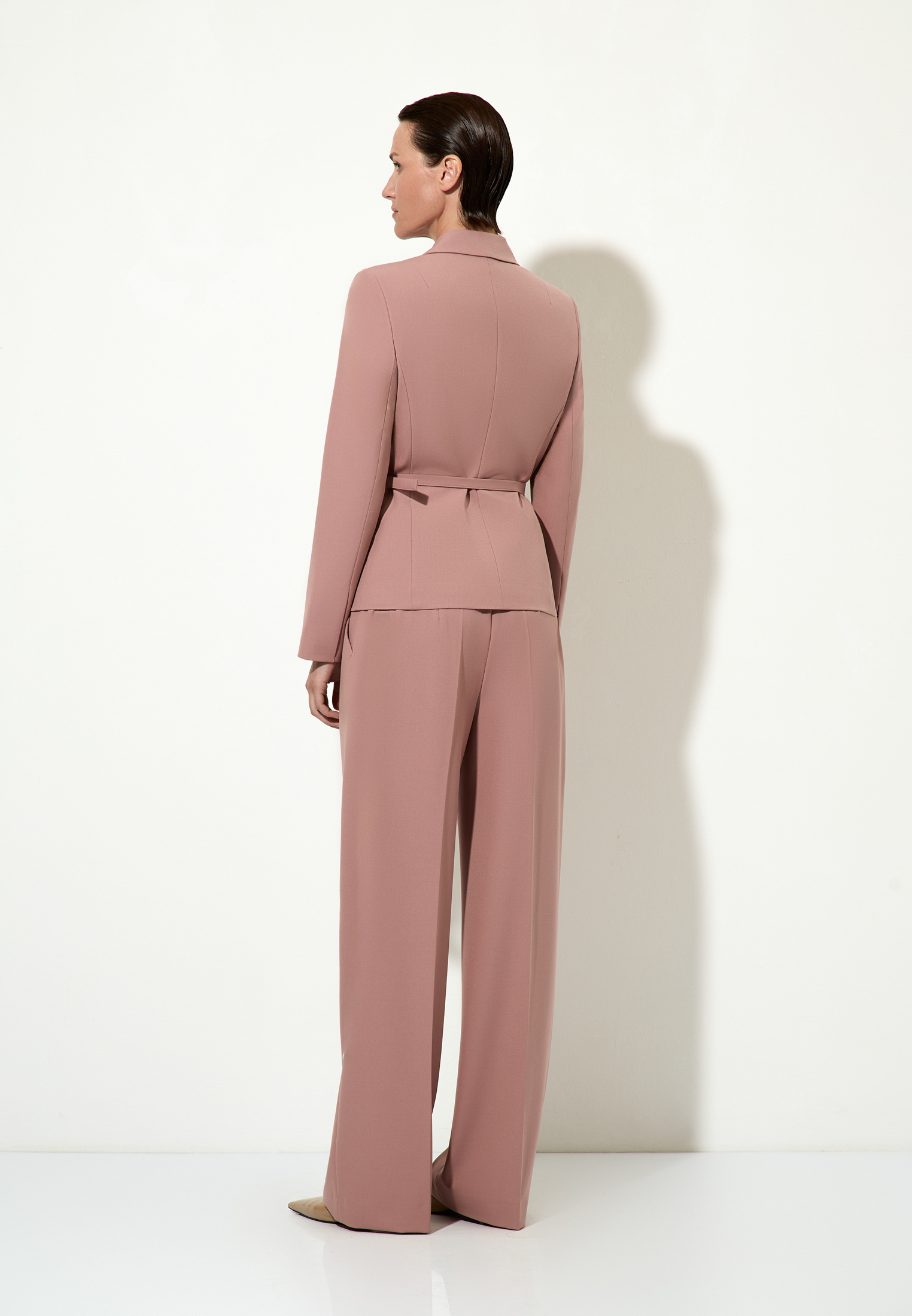 < Костюм с однобортным жакетом №1