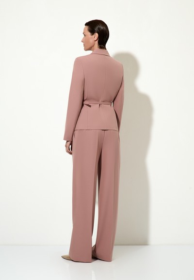 < Костюм с однобортным жакетом №1