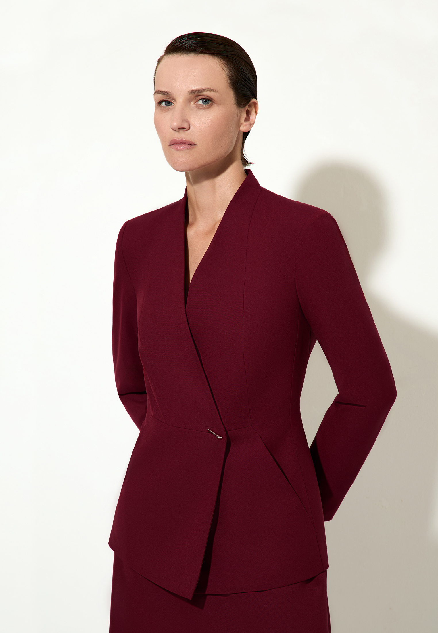 < Костюм с однобортным жакетом и юбкой №1