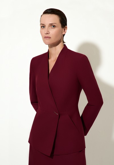 < Костюм с однобортным жакетом и юбкой №1