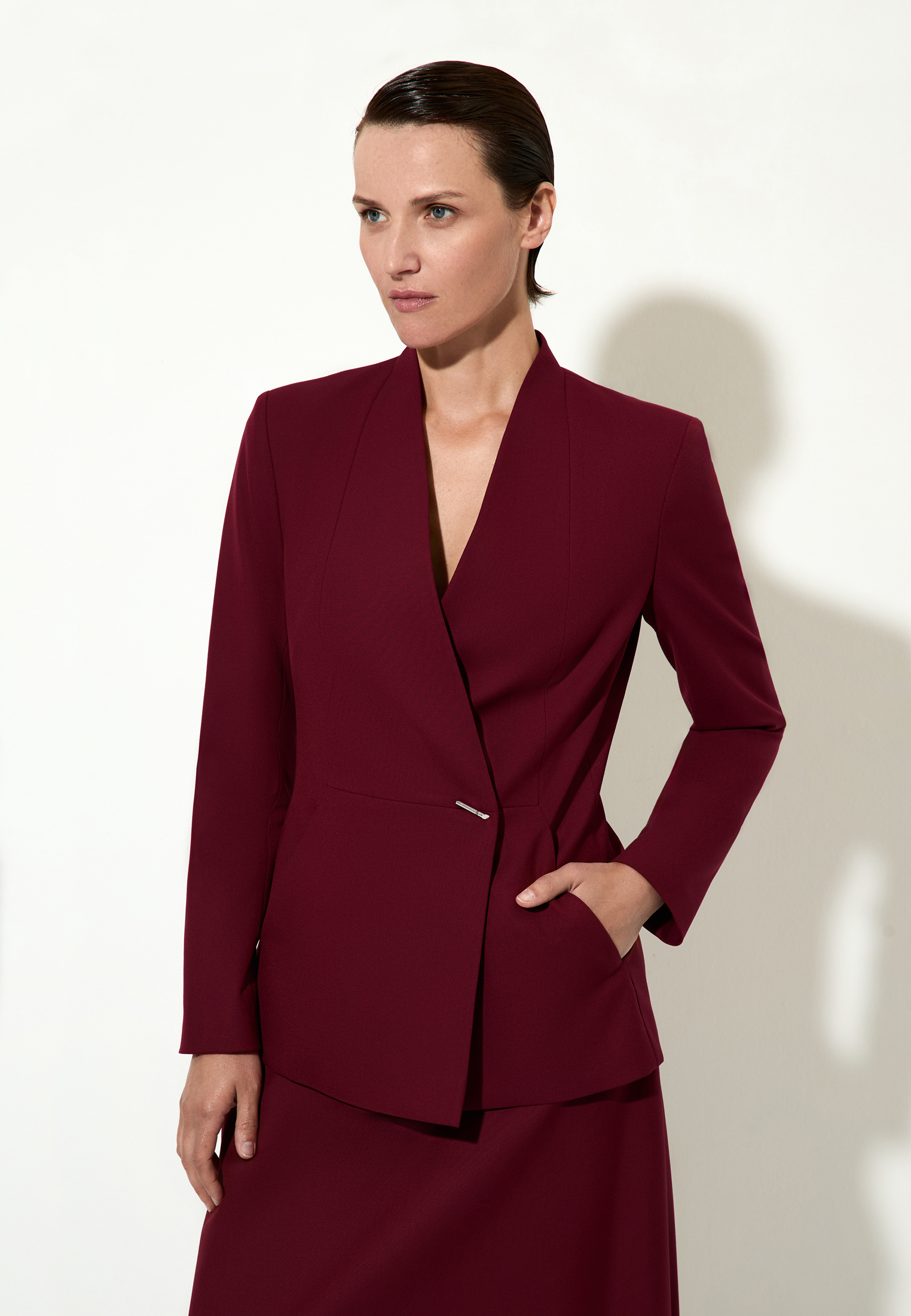 < Костюм с однобортным жакетом и юбкой №4