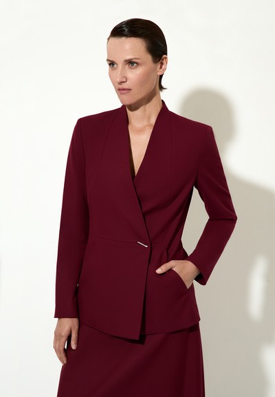 < Костюм с однобортным жакетом и юбкой №4