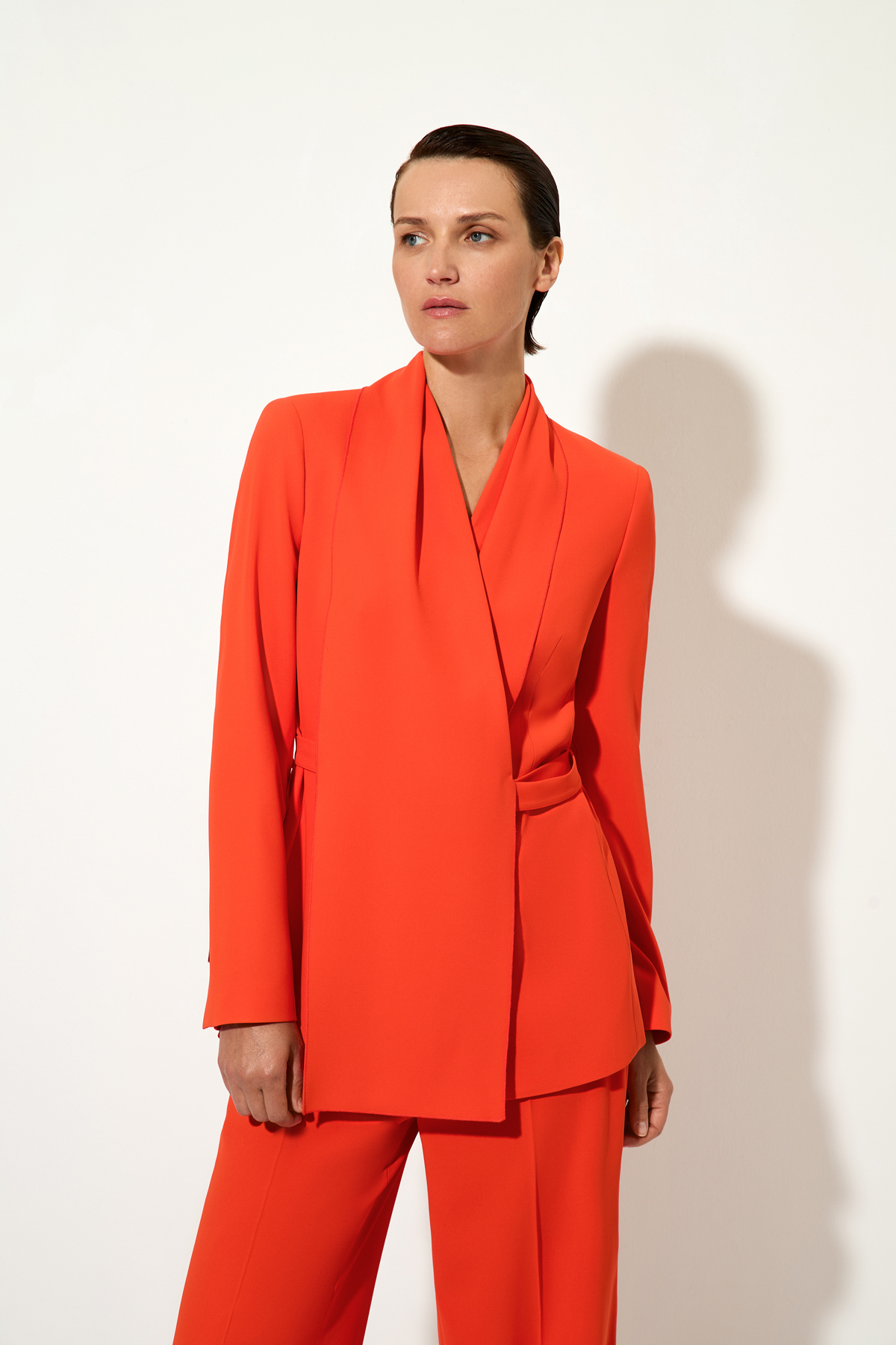 < Костюм с акцентным жакетом №2