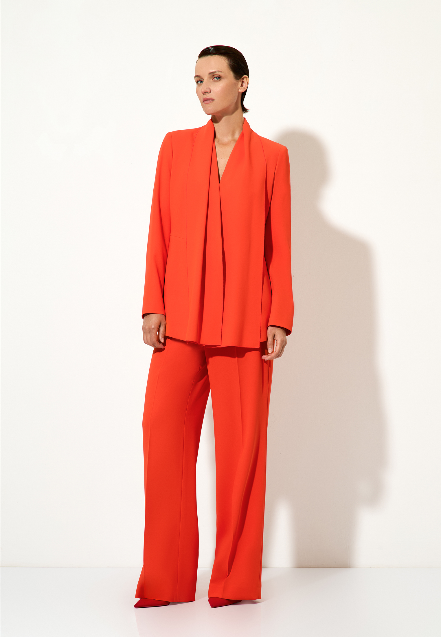 < Костюм с акцентным жакетом №1