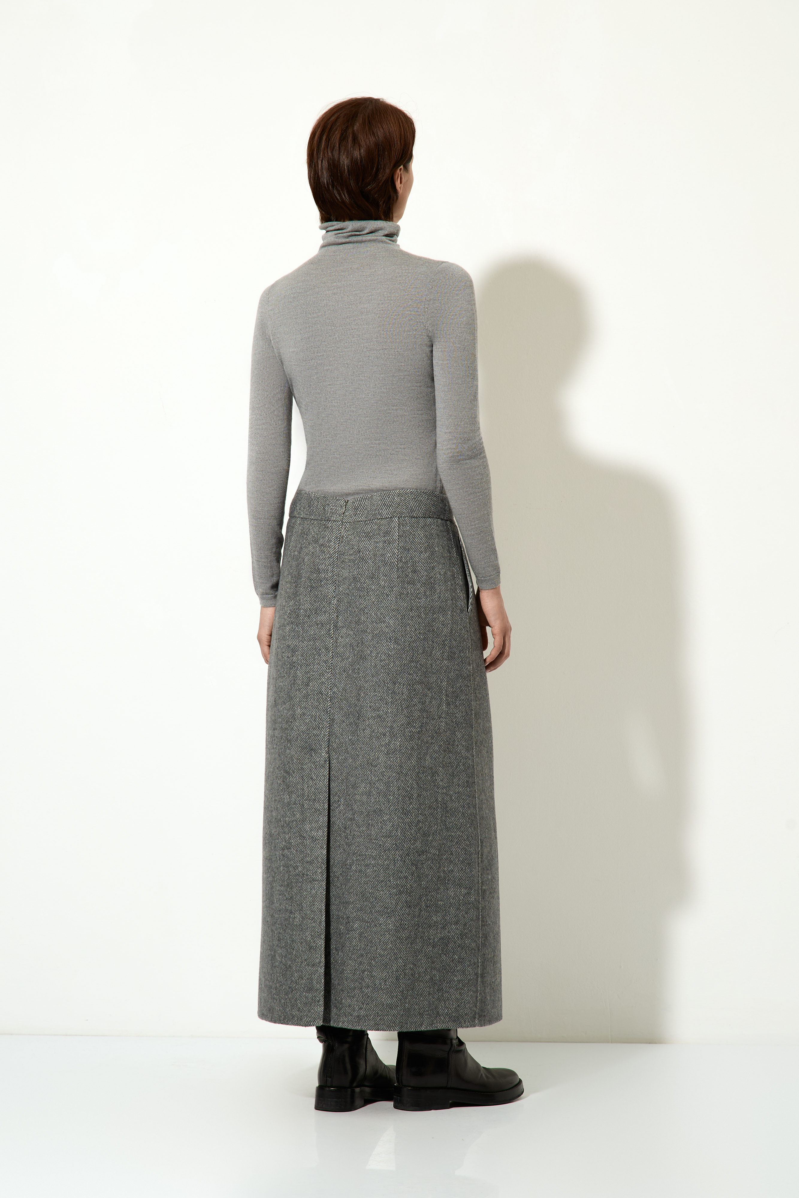 < Костюм женский с юбкой и жилетом №7