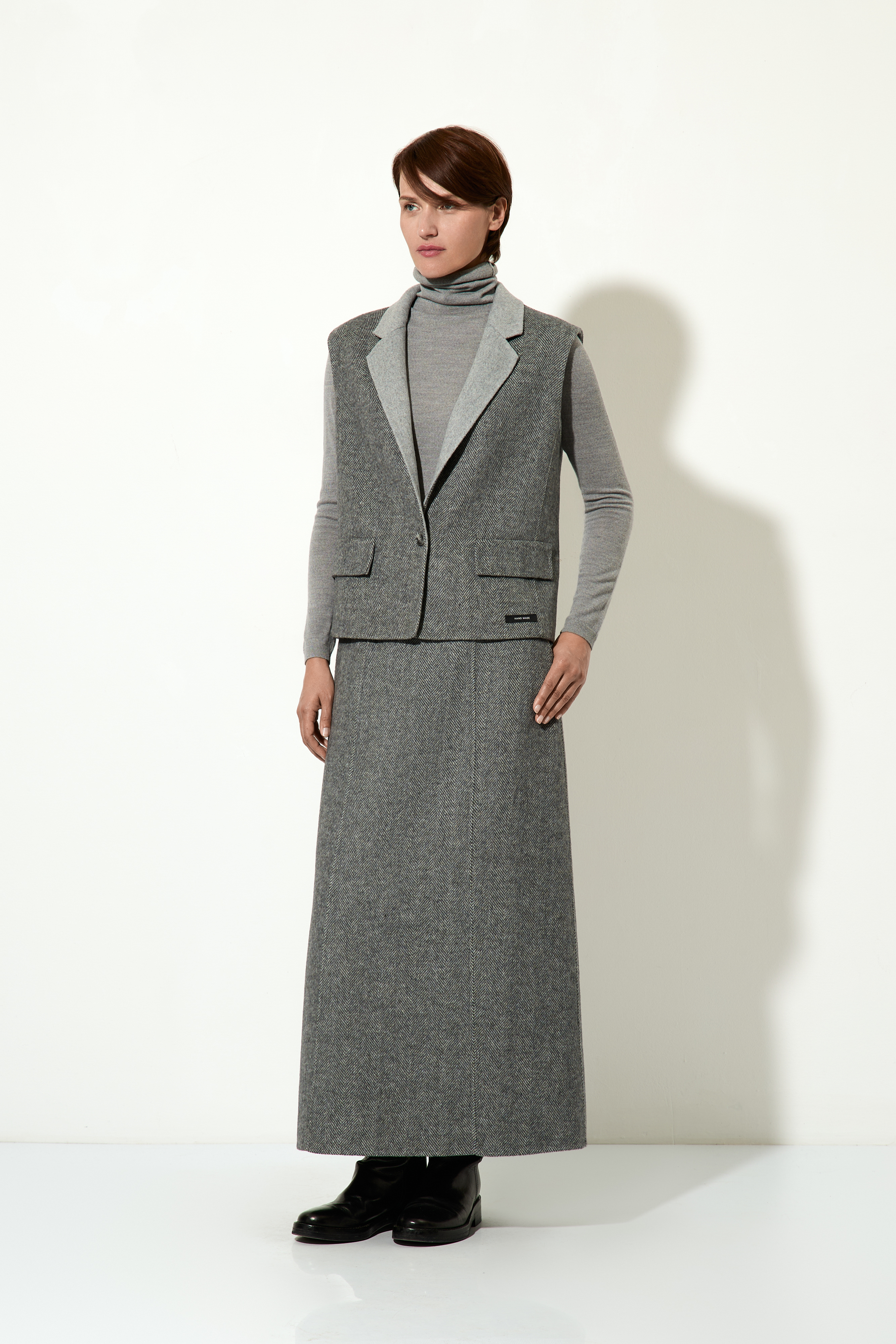 < Костюм женский с юбкой и жилетом №9