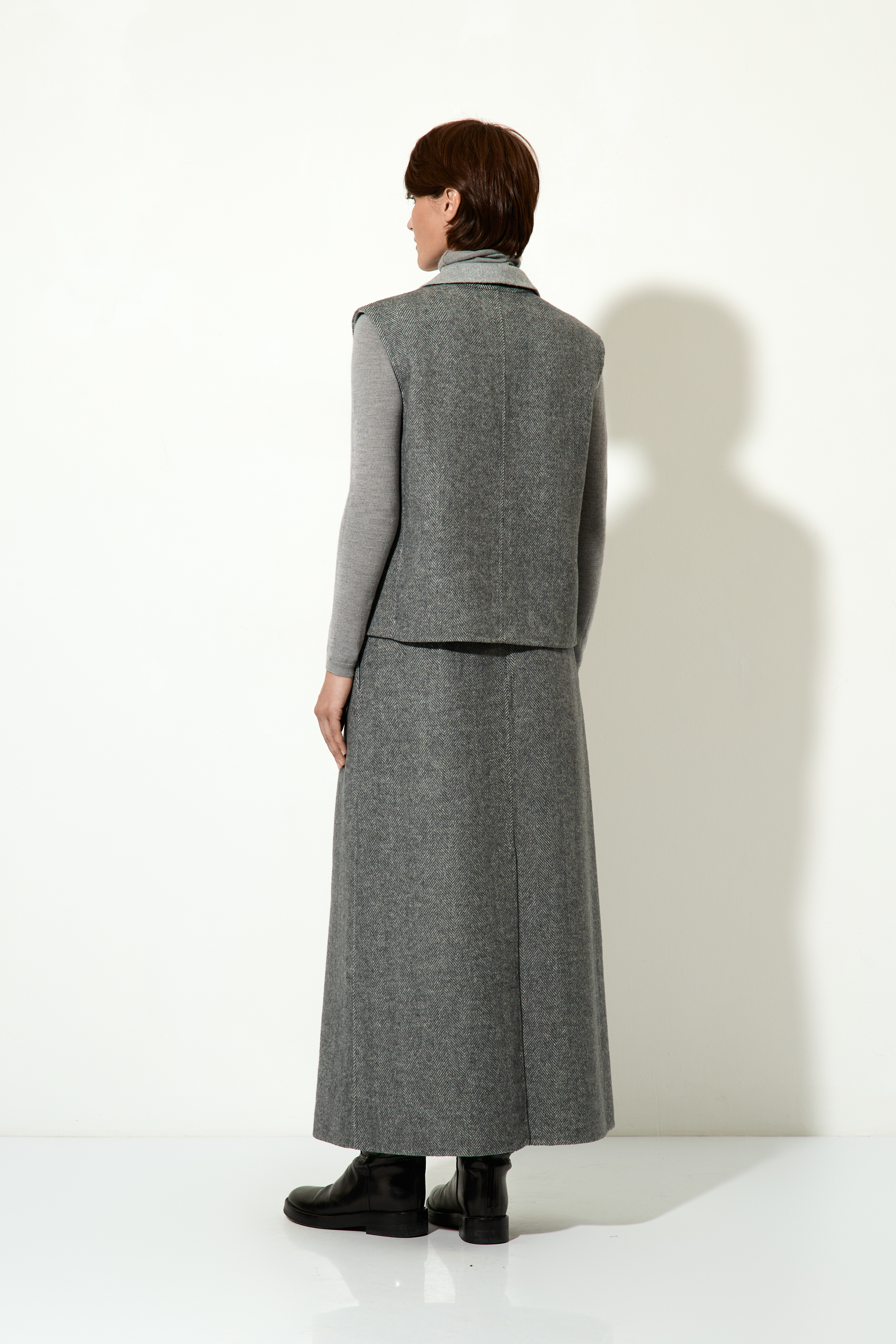 < Костюм женский с юбкой и жилетом №12