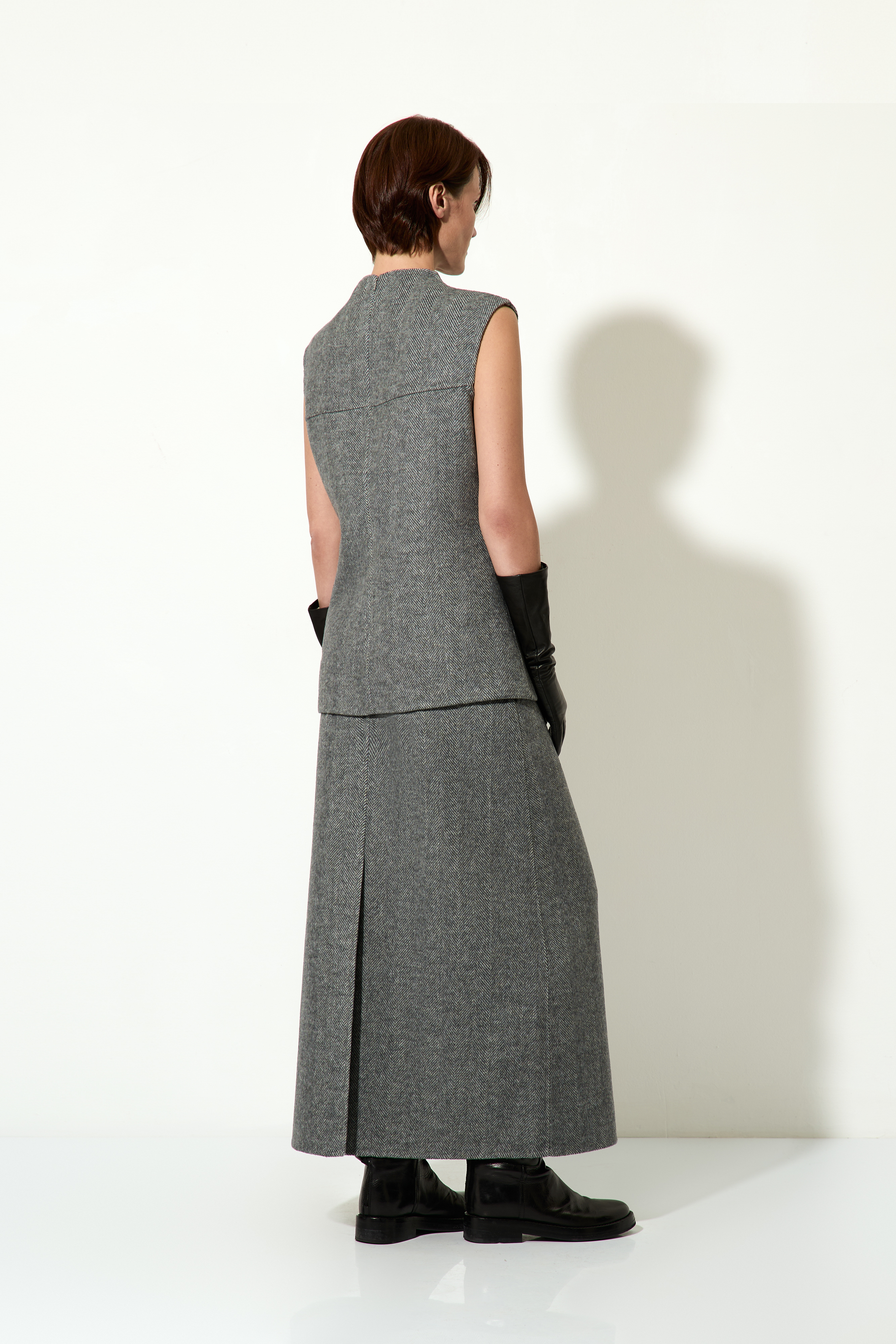 < Костюм женский с юбкой и жилетом №10