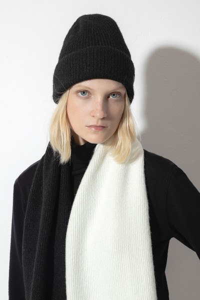 Шапка трикотажная VASSA CODE, пол женский, цвет черный