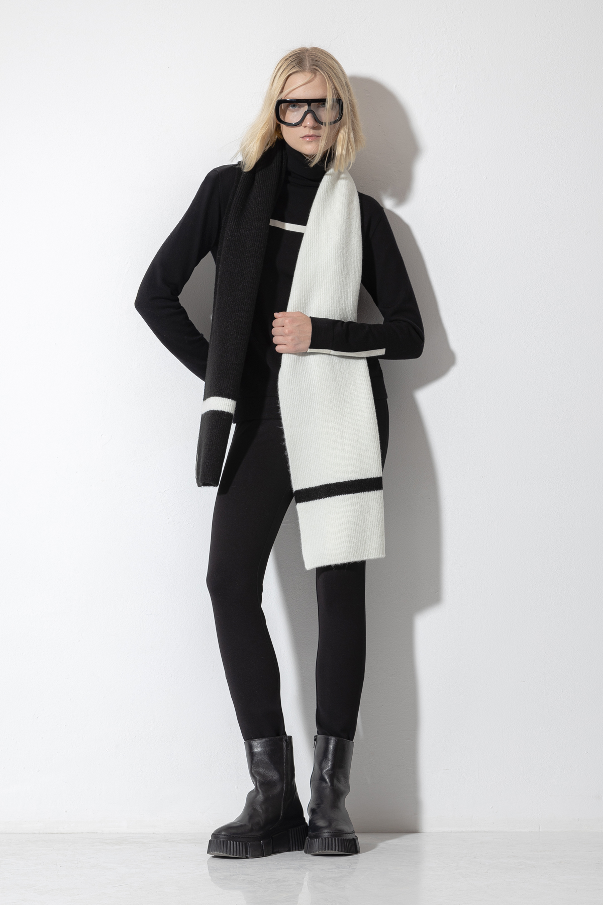 Шарф с контрастным принтом VASSA CODE, пол женский, цвет черный