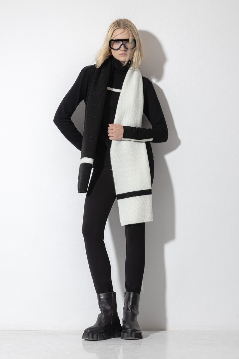 Шарф с контрастным принтом VASSA CODE, пол женский, цвет черный