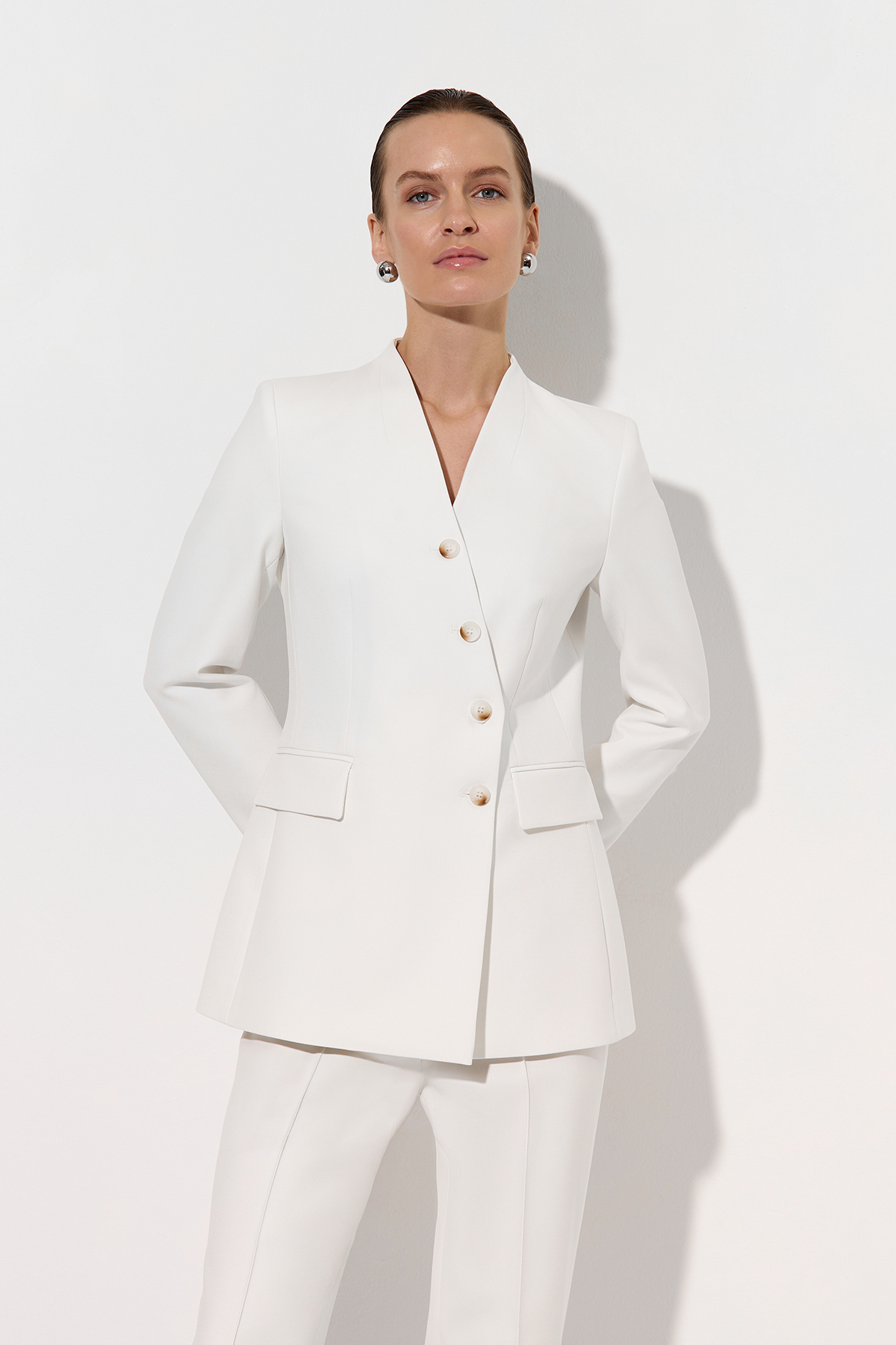 Жакет с асимметричным бортом VASSA&Co, пол женский, цвет белый