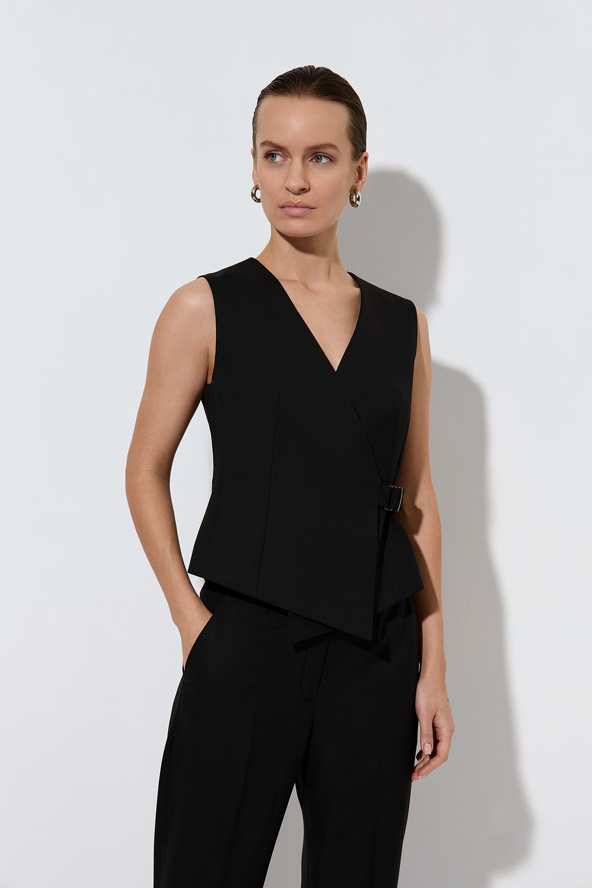 Жилет с асимметричным запахом VASSA&Co, пол женский, цвет черный