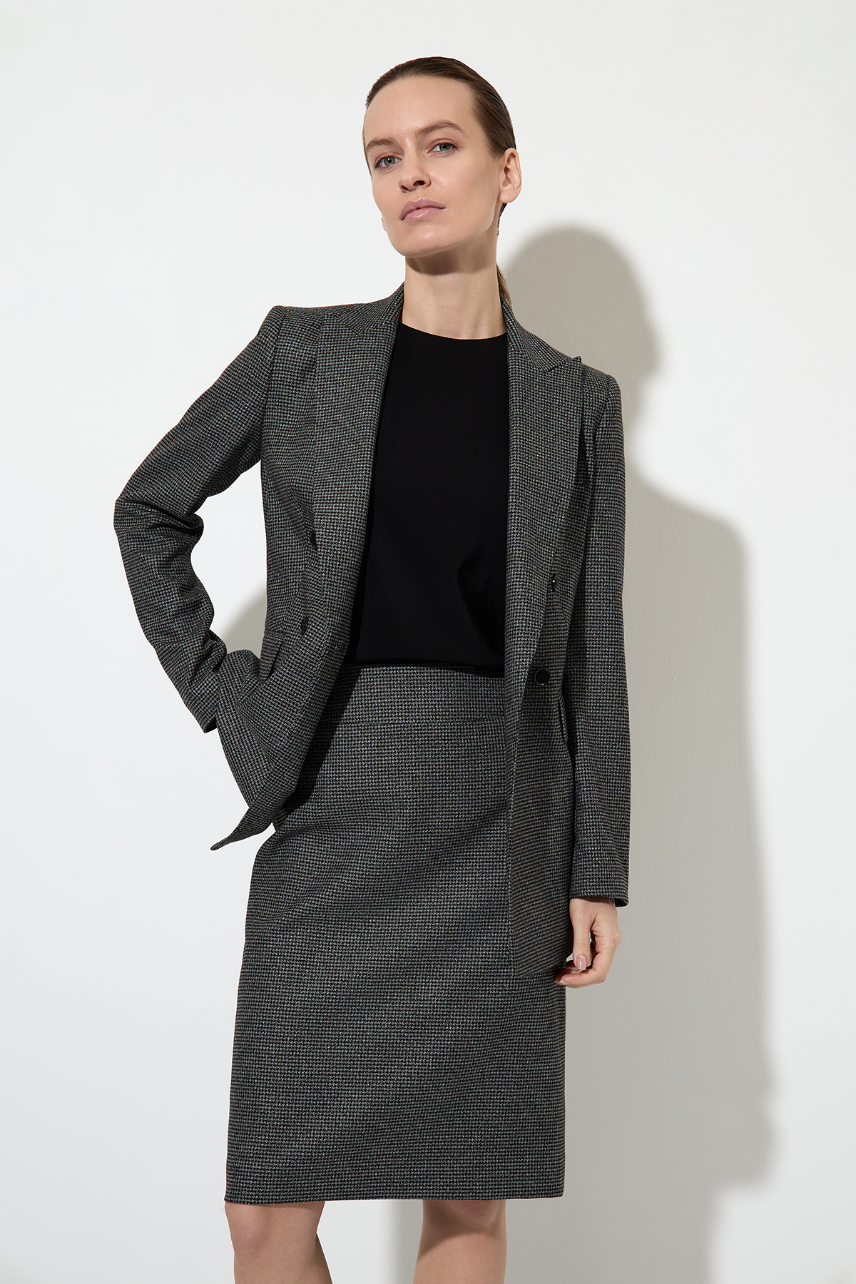 Юбка-карандаш в мелкую клетку VASSA&Co, пол женский, цвет черный