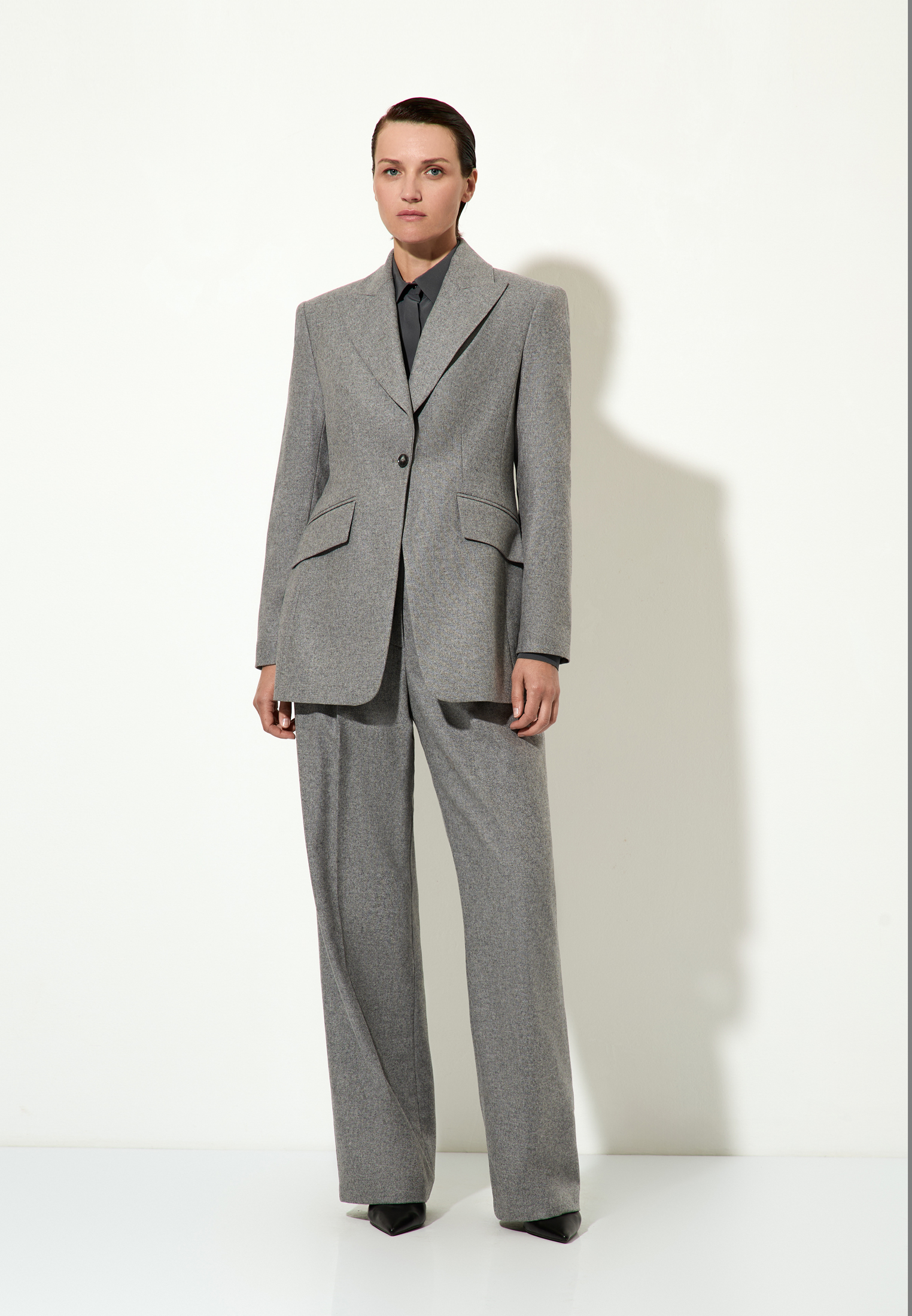 Однобортный жакет из полушерстяной ткани VASSA&Co, пол женский, цвет серый