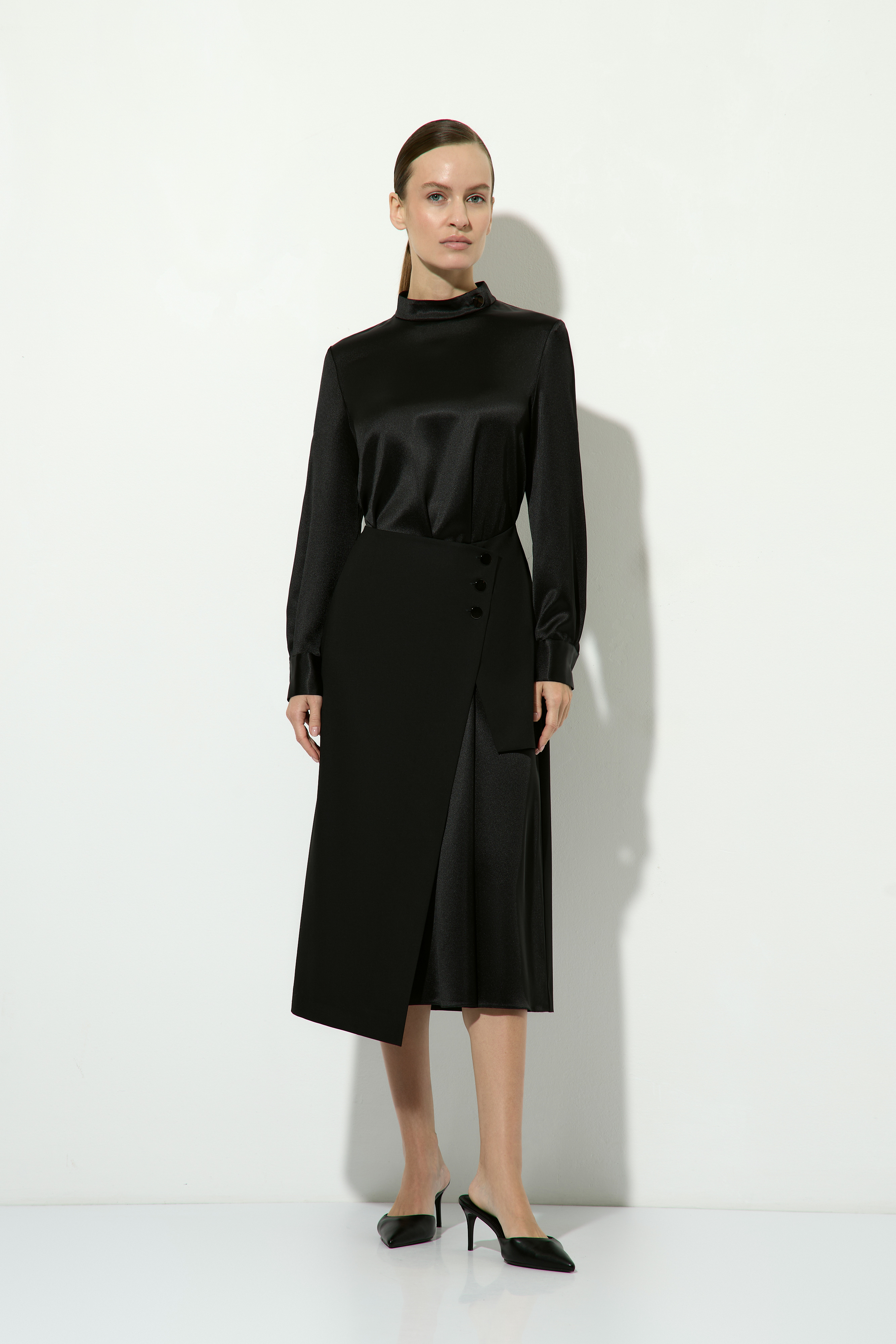 Платье черное с пуговицами VASSA&Co, пол женский, цвет черный