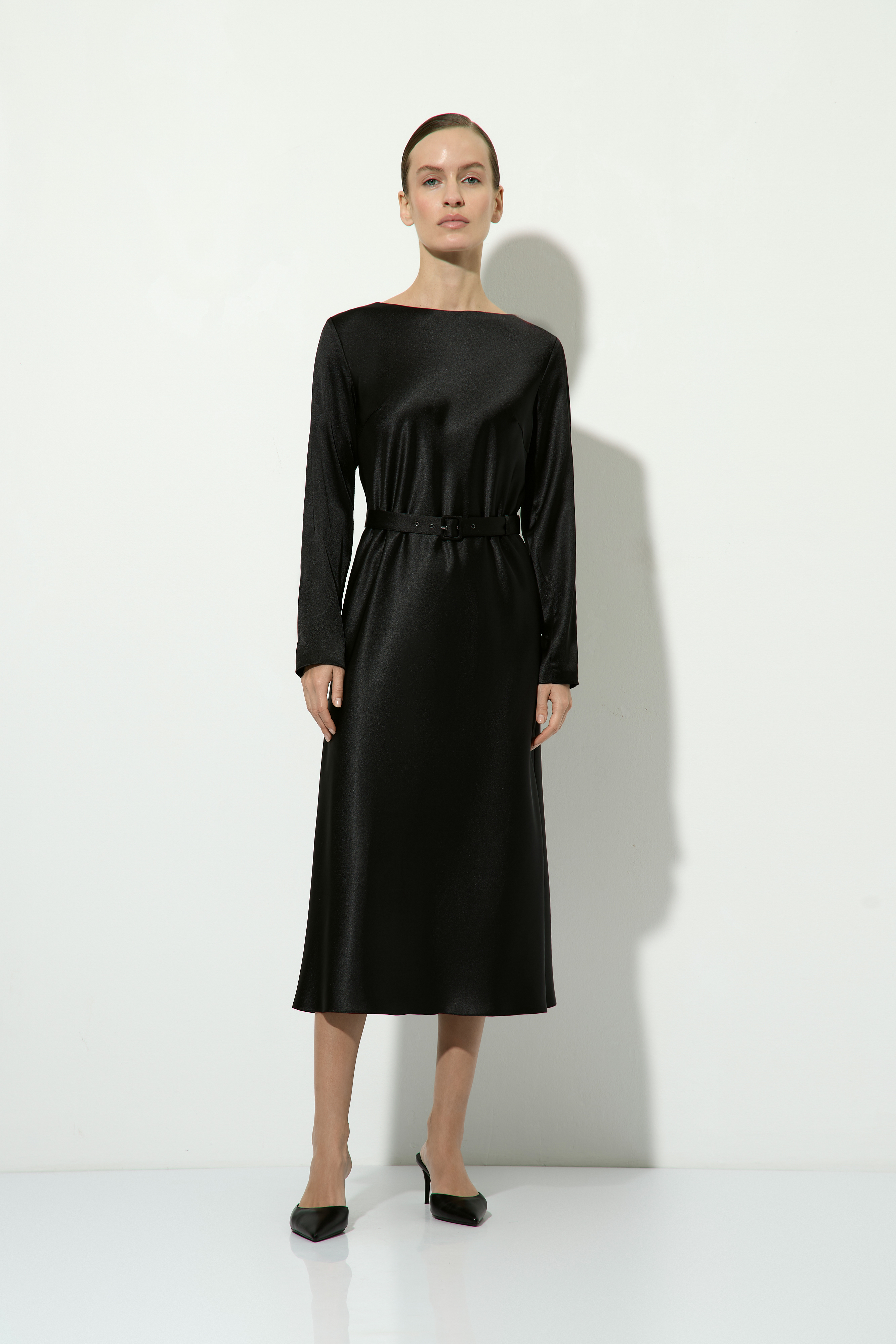 Атласное платье с поясом VASSA&Co, пол женский, цвет черный