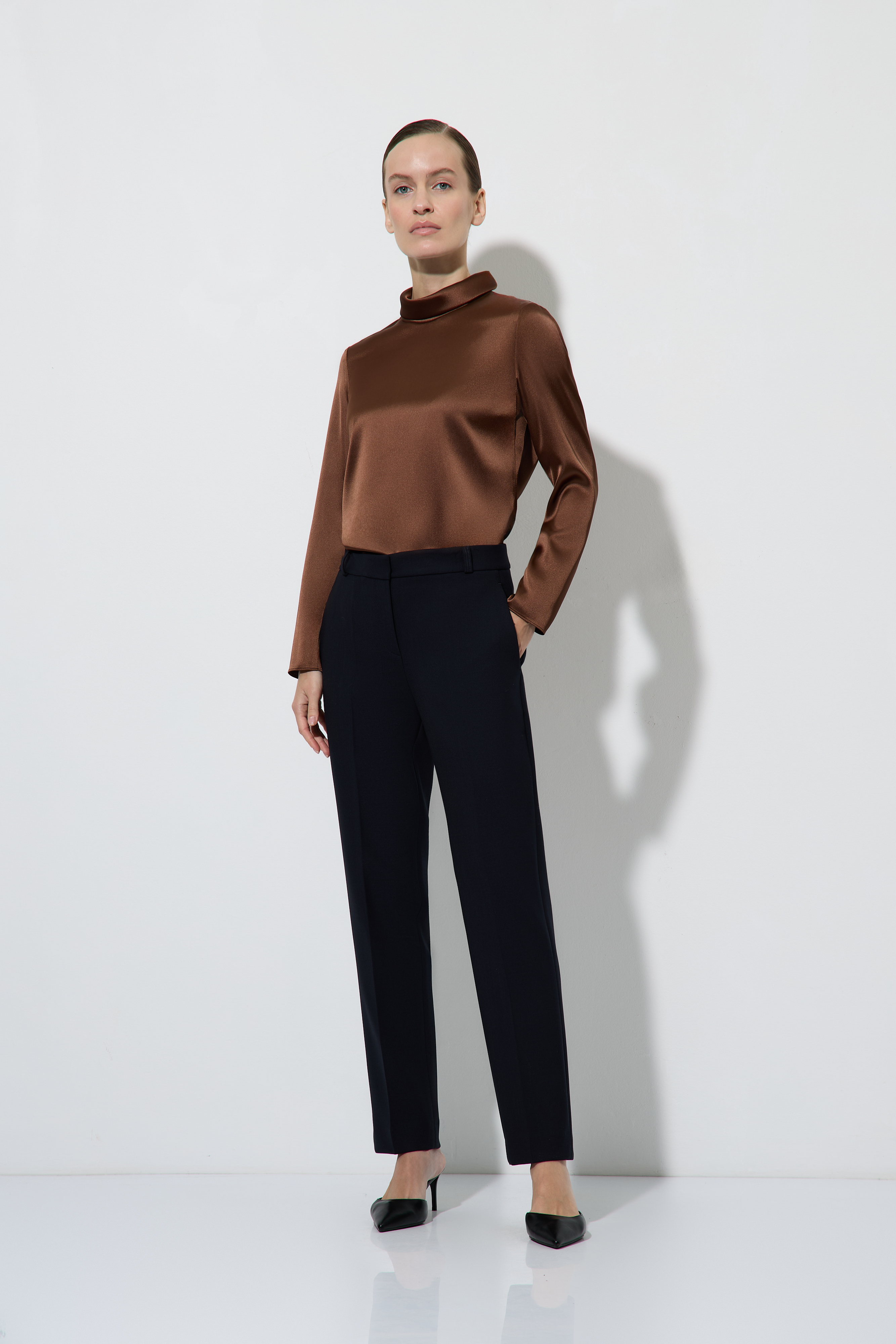 Брюки зауженные VASSA&Co, пол женский, цвет синий