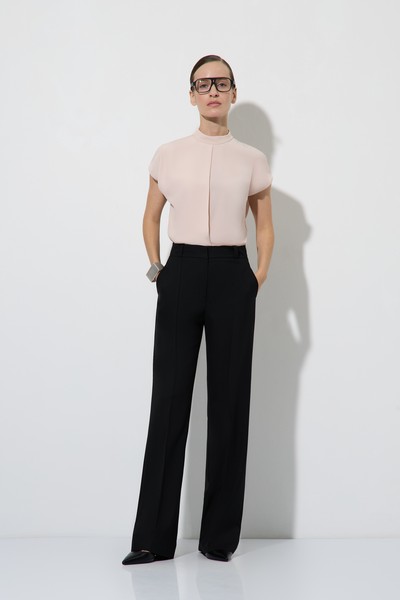 Брюки прямые черного цвета VASSA&Co, пол женский, цвет черный