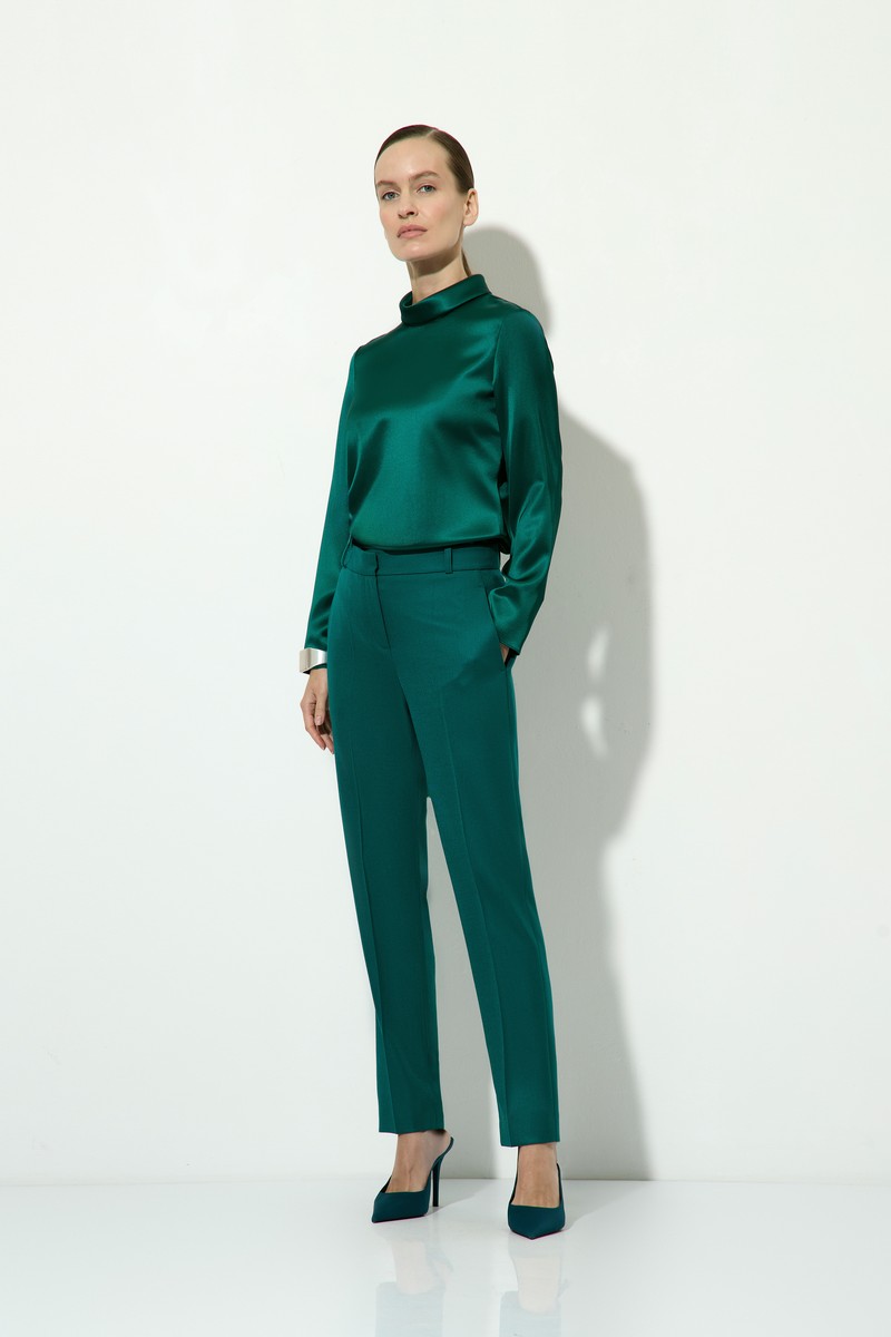 Брюки изумрудного цвета VASSA&Co, пол женский, цвет зеленый