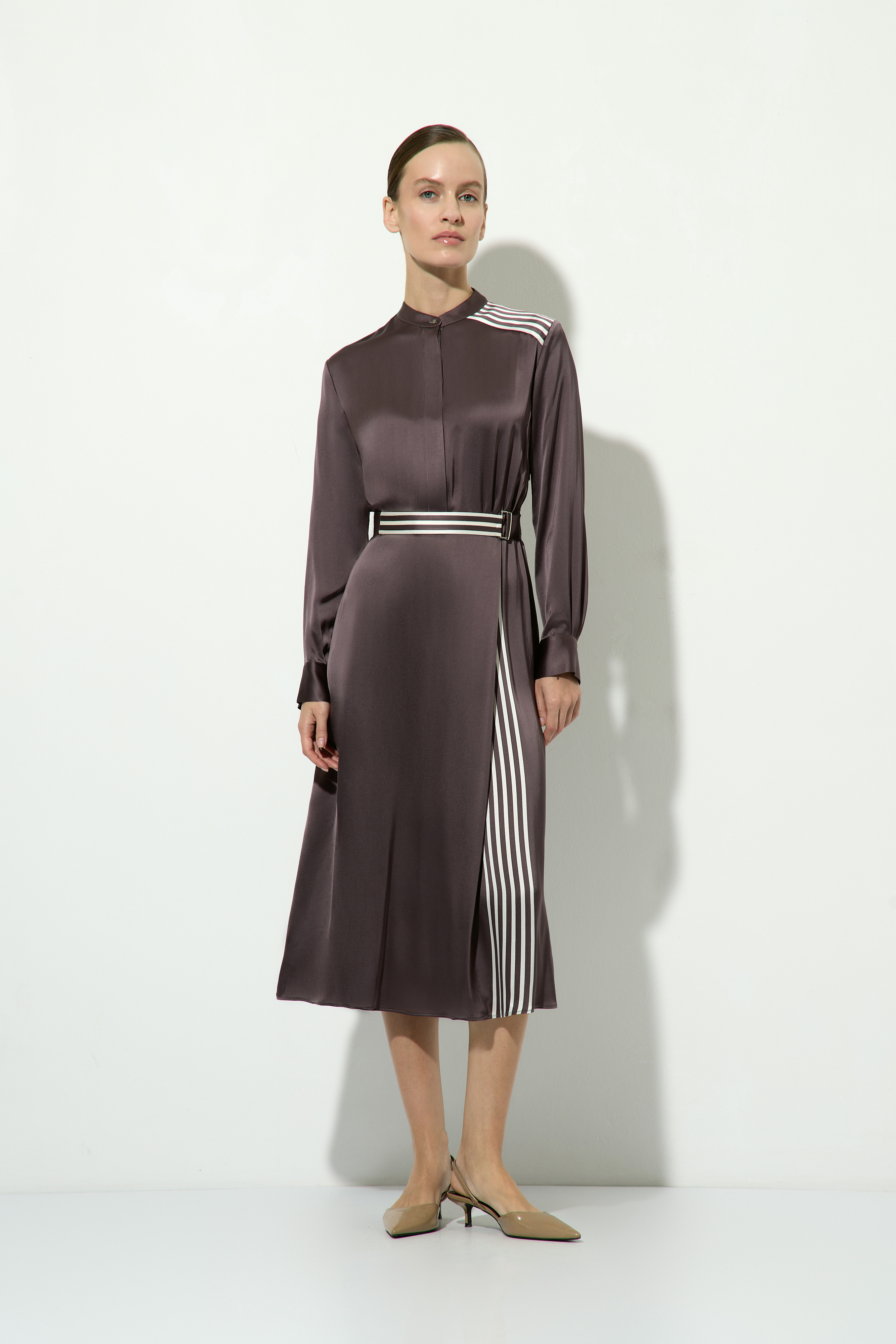 Атласное платье из вискозы VASSA&Co, пол женский, цвет коричневый