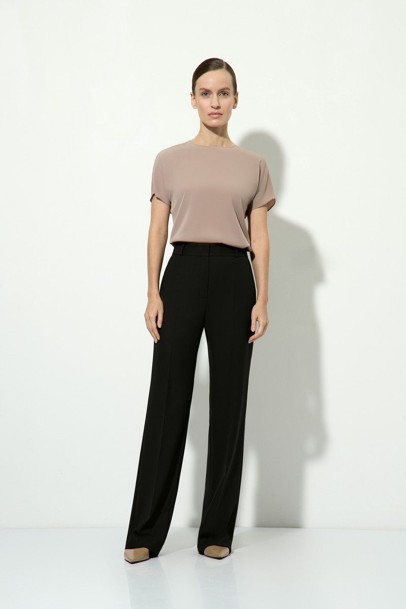 Брюки черные со стрелками VASSA&Co, пол женский, цвет черный