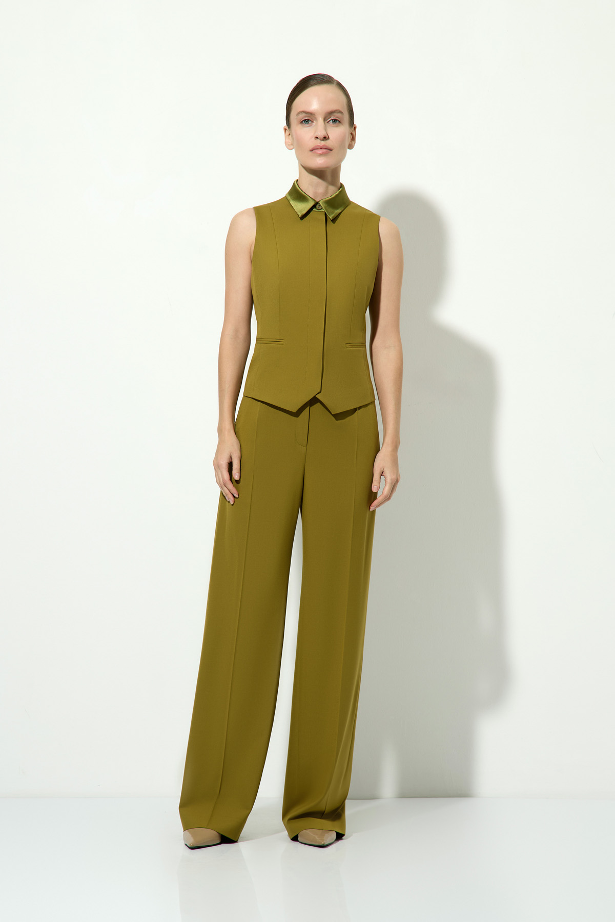 Жилет с атласным воротником VASSA&Co, пол женский, цвет хаки