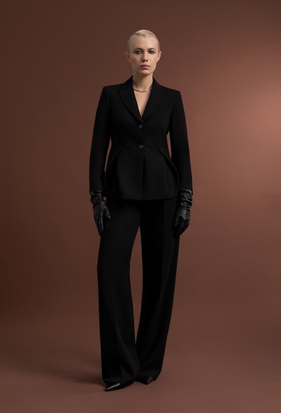 Приталенный жакет с защипами VASSA&Co, пол женский, цвет черный