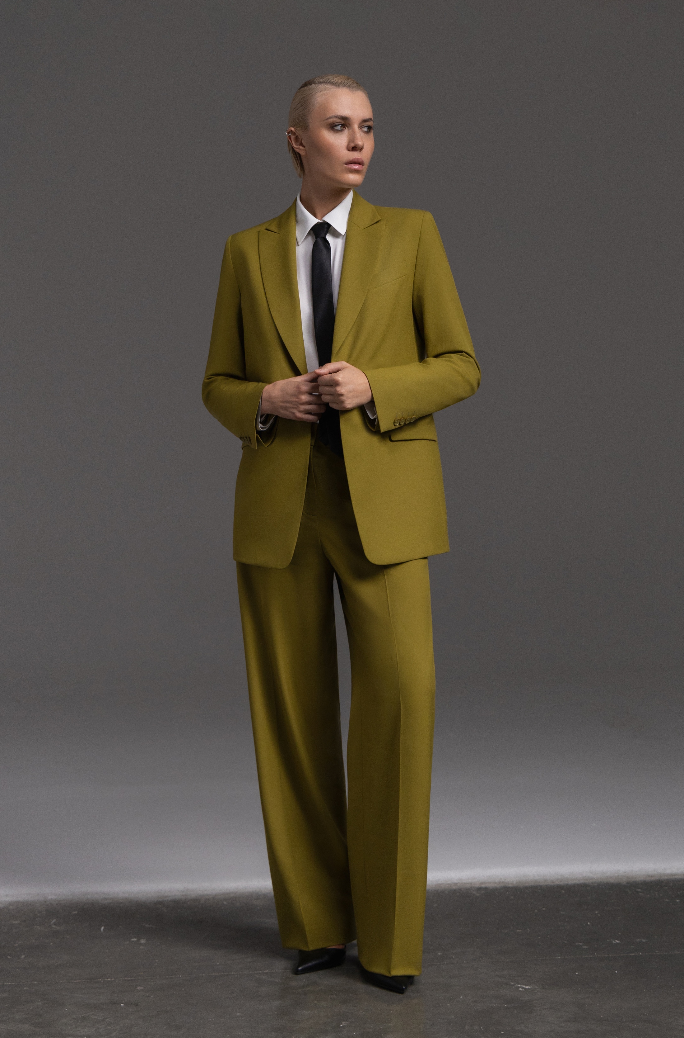 Брюки прямого кроя VASSA&Co, пол женский, цвет хаки