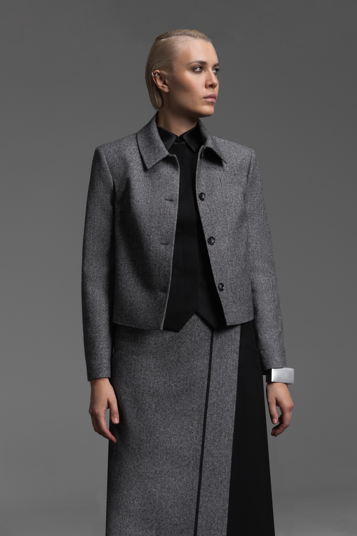 Укороченный однобортный жакет VASSA&Co, пол женский, цвет серый