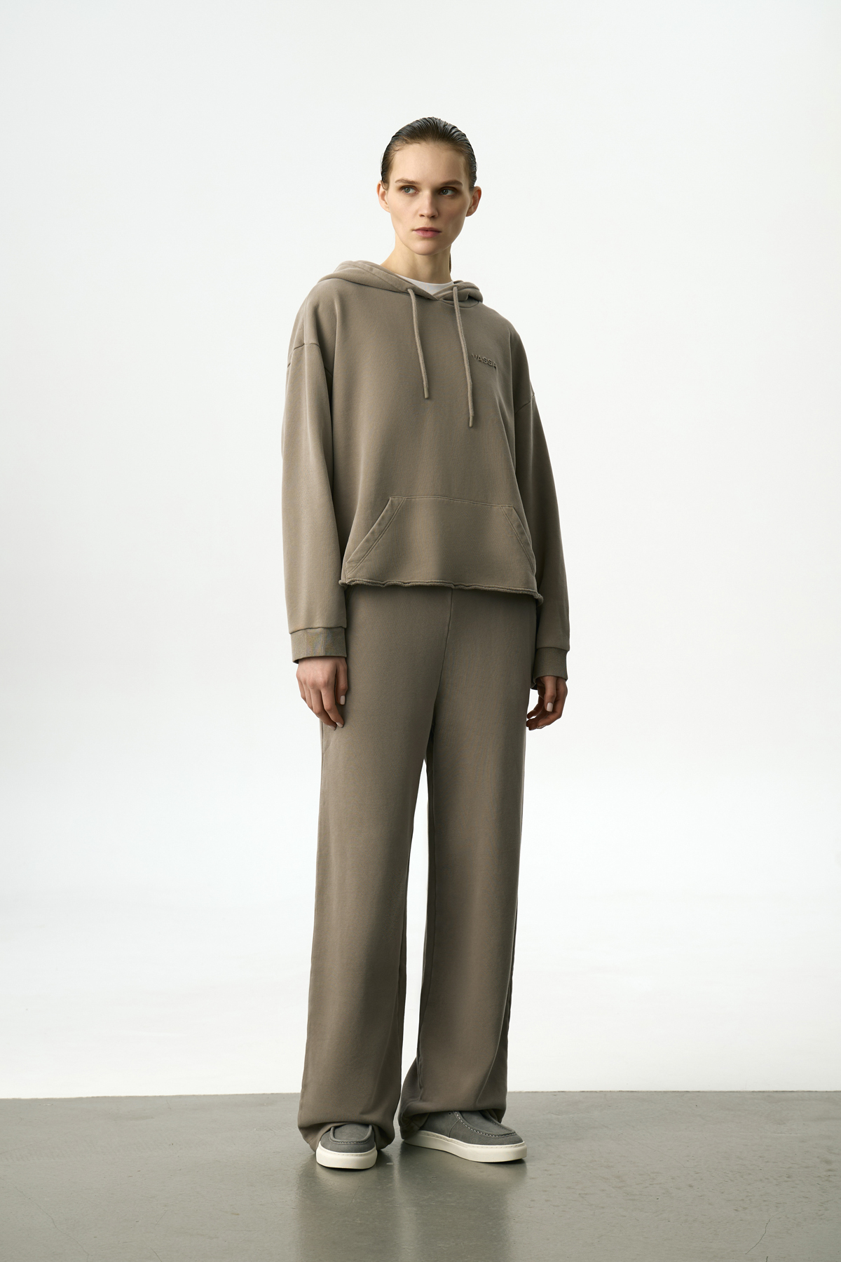 Брюки спортивные широкие VASSA CODE, пол женский, цвет зеленый