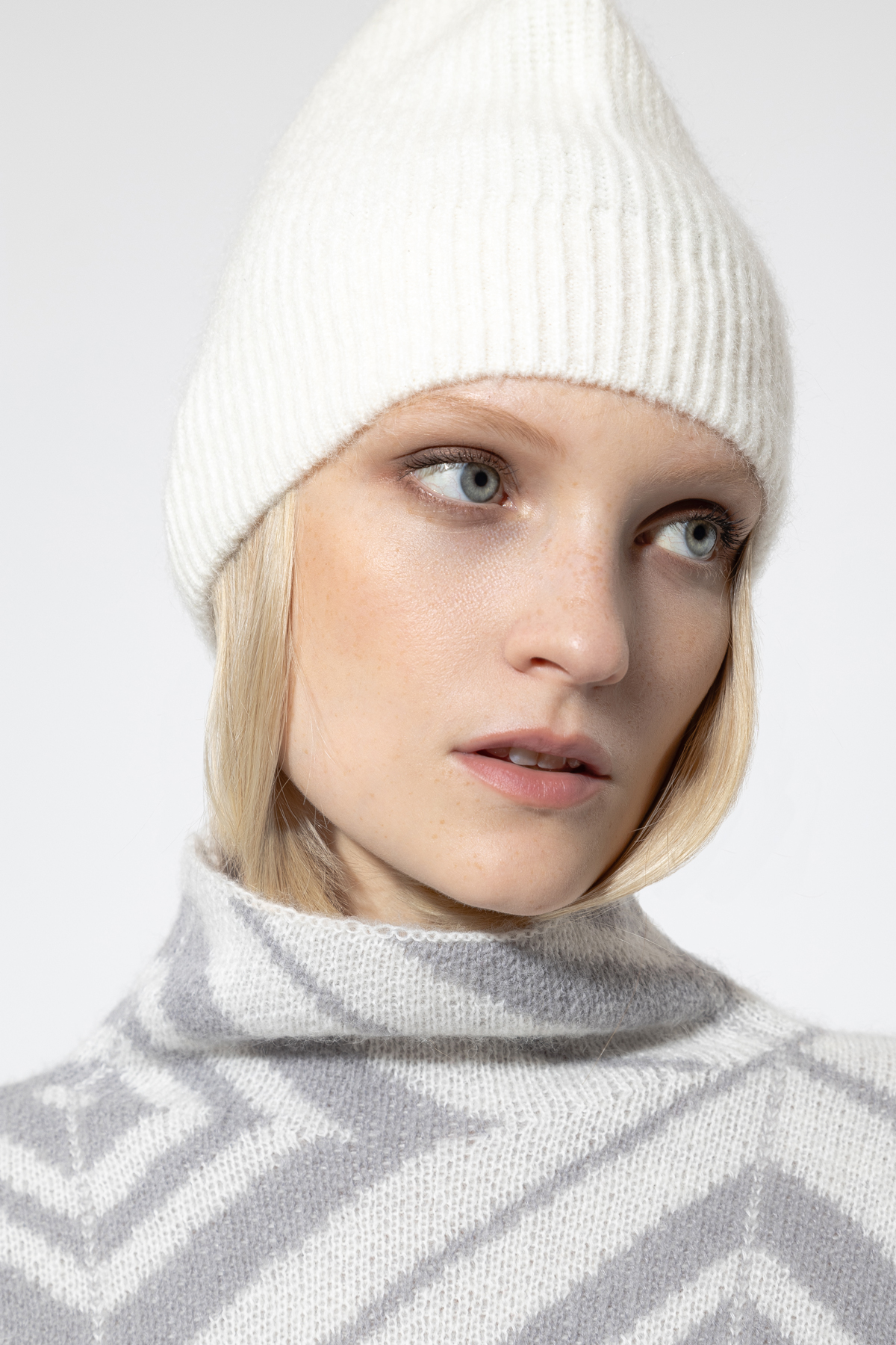 Шапка из вязаной шерсти VASSA&Co, пол женский, цвет белый, фото №4