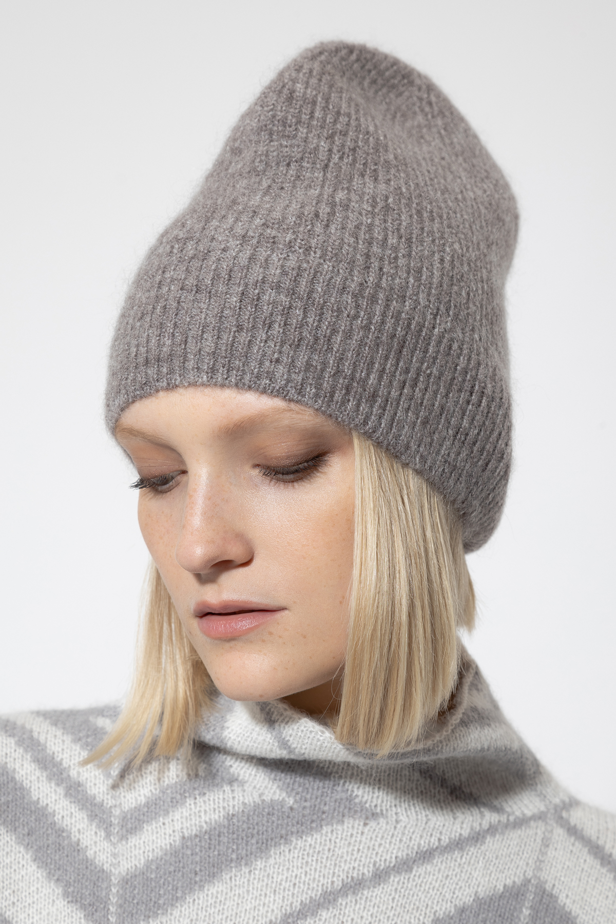 Шапка из вязаной шерсти VASSA&Co, пол женский, цвет серый, фото №4