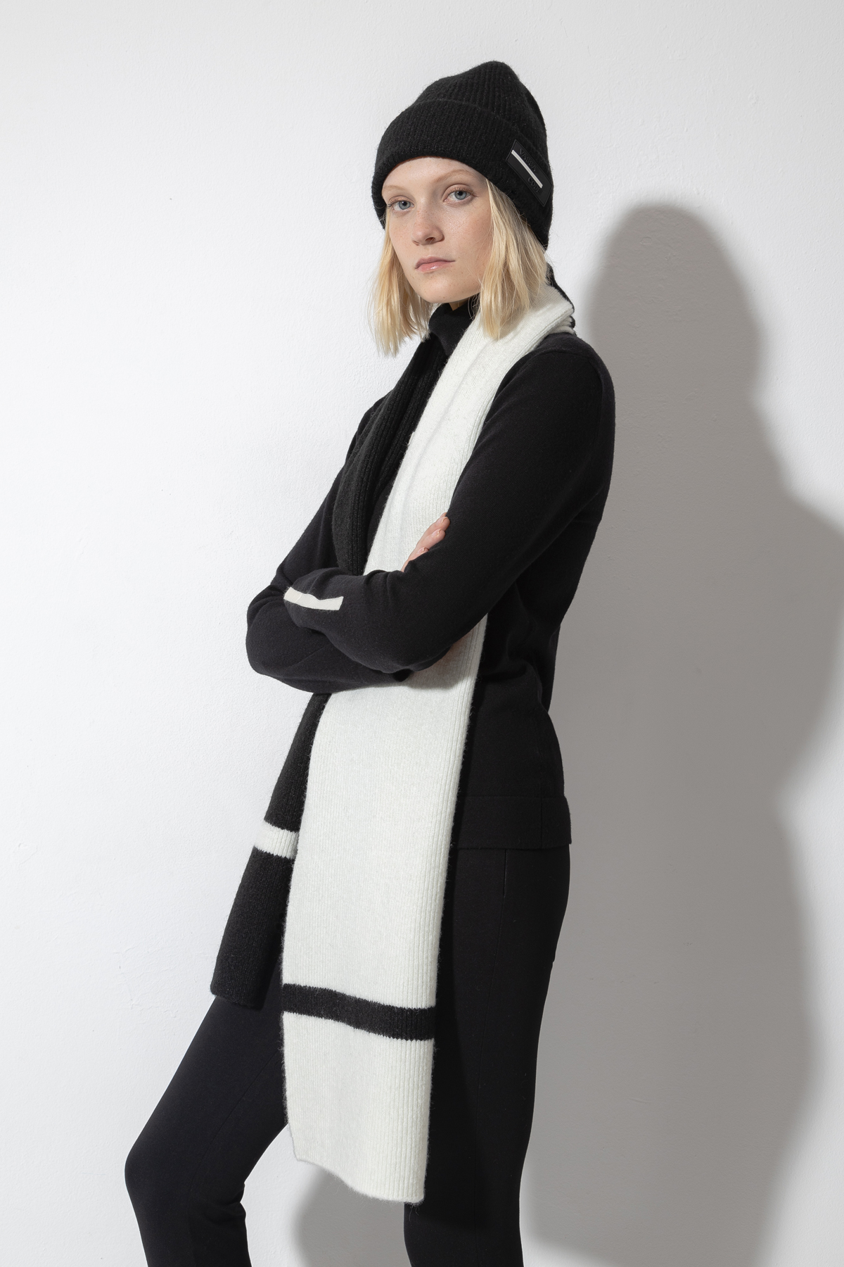 Шапка трикотажная VASSA CODE, пол женский, цвет черный, фото №2