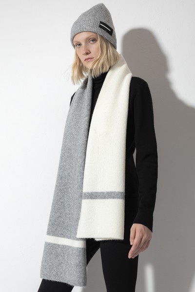 Шарф с контрастным принтом VASSA CODE, пол женский, цвет серый, фото №3