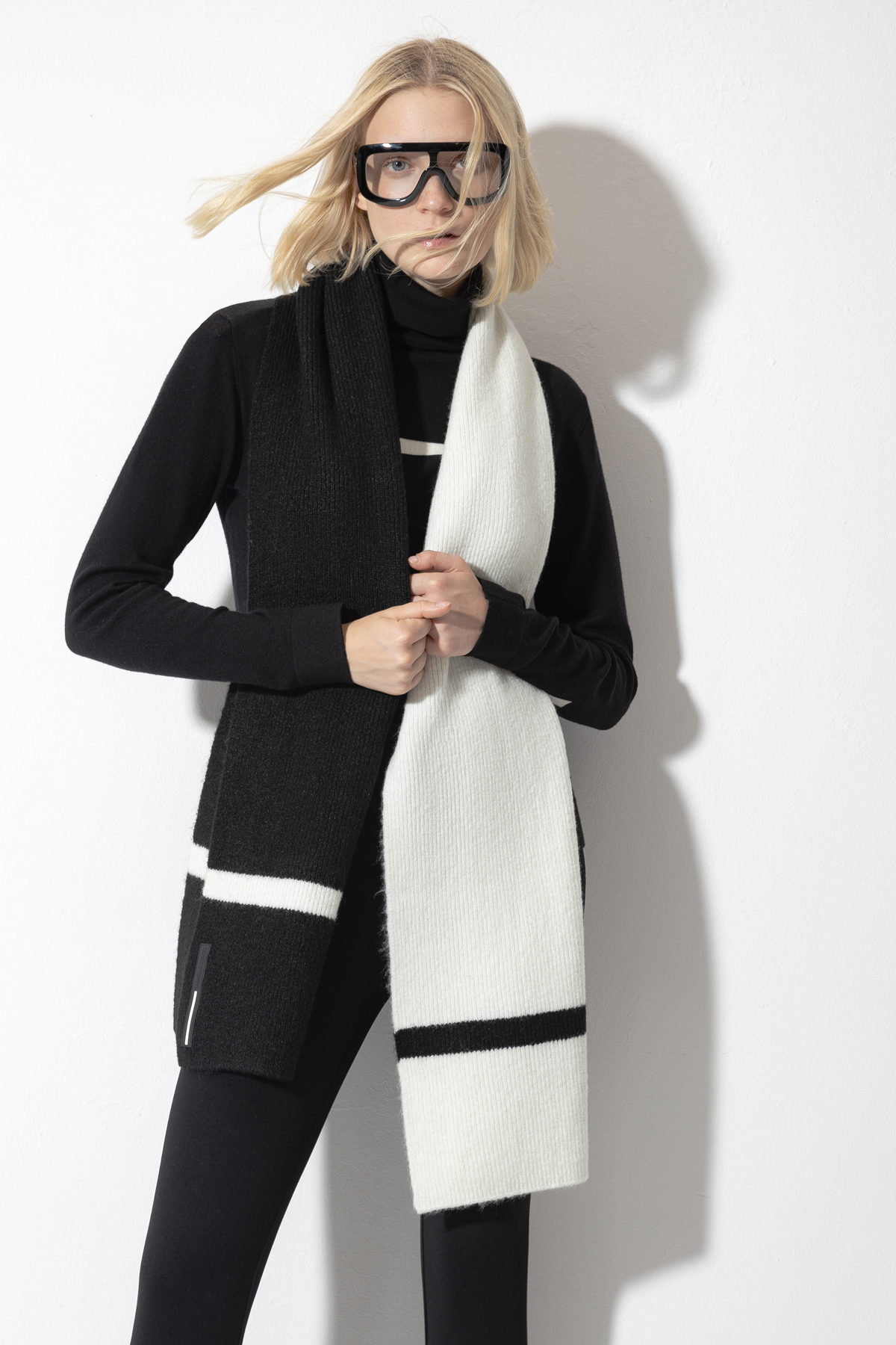 Шарф с контрастным принтом VASSA CODE, пол женский, цвет черный, фото №2