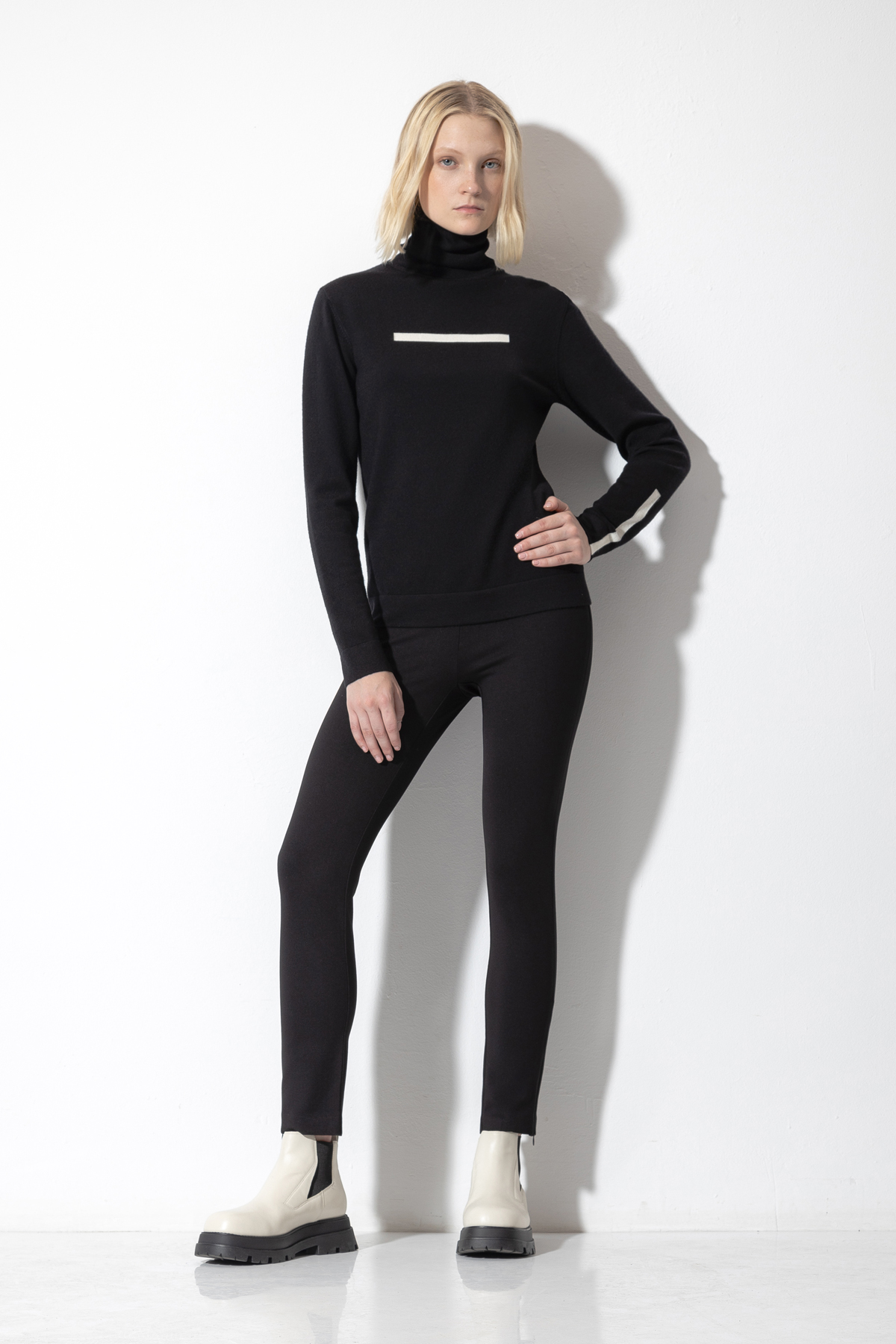 Водолазка с контрастной полосой VASSA CODE, пол женский, цвет черный, фото №3