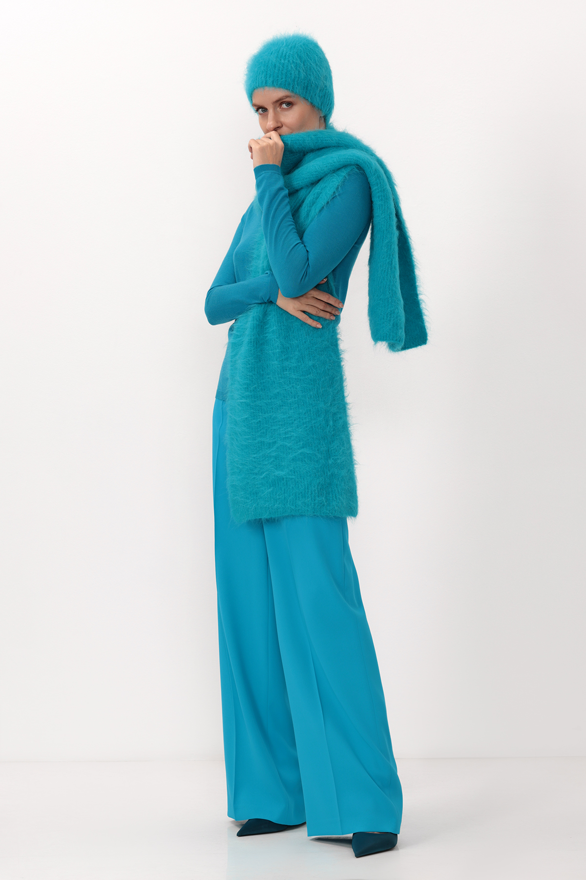 Шапка трикотажная VASSA CODE, пол женский, цвет голубой, фото №2