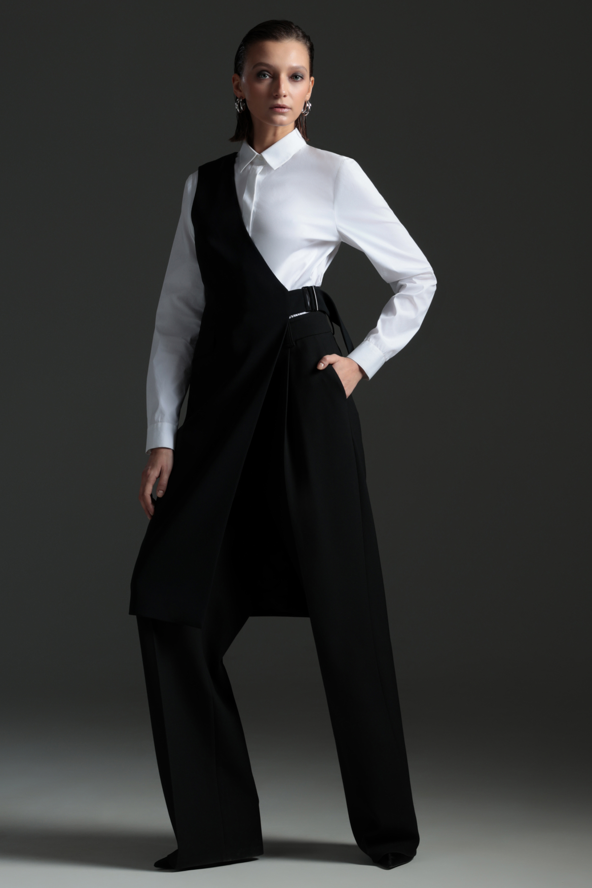 Удлиненный жилет на одно плечо VASSA&Co, пол женский, цвет черный, фото №4