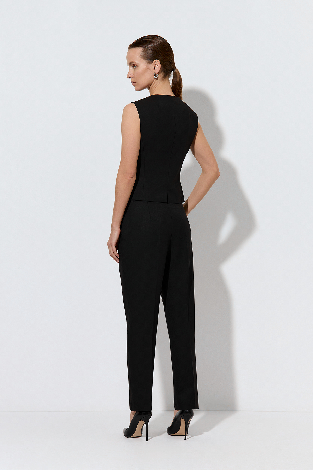 Жилет с асимметричным запахом VASSA&Co, пол женский, цвет черный, фото №4