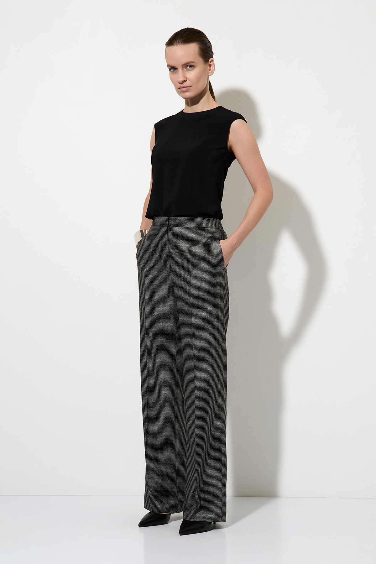 Брюки в мелкую клетку VASSA&Co, пол женский, цвет черный, фото №3