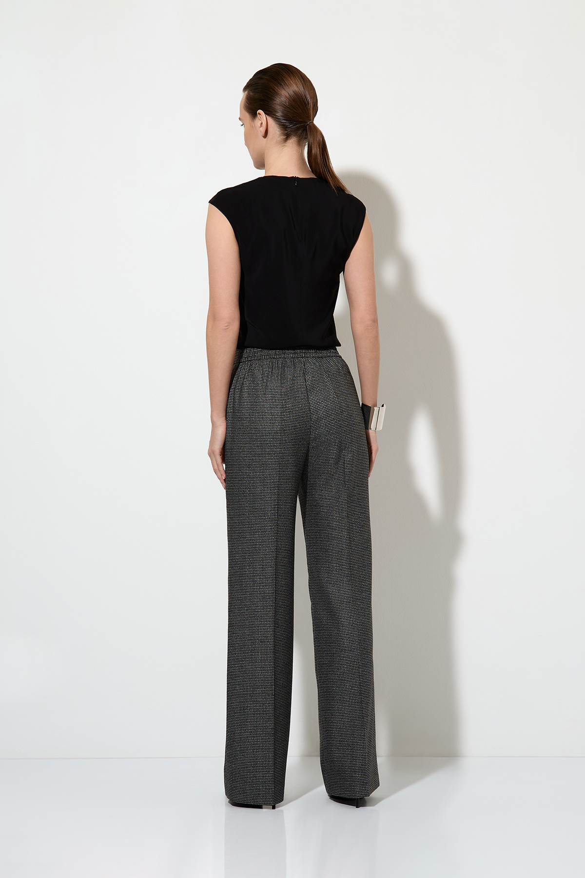 Брюки в мелкую клетку VASSA&Co, пол женский, цвет черный, фото №7