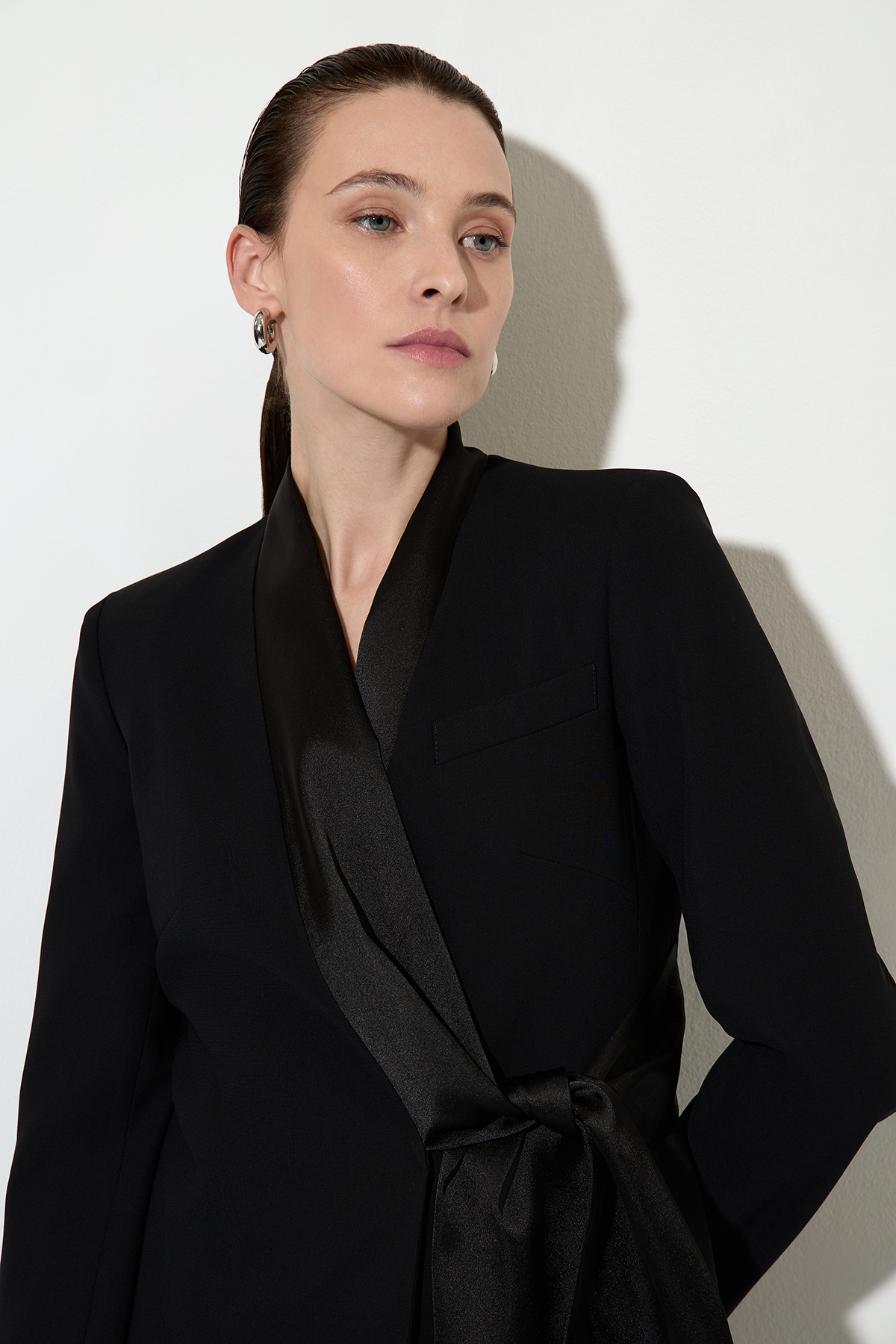 Жакет с завязкой на талии VASSA&Co, пол женский, цвет черный, фото №4