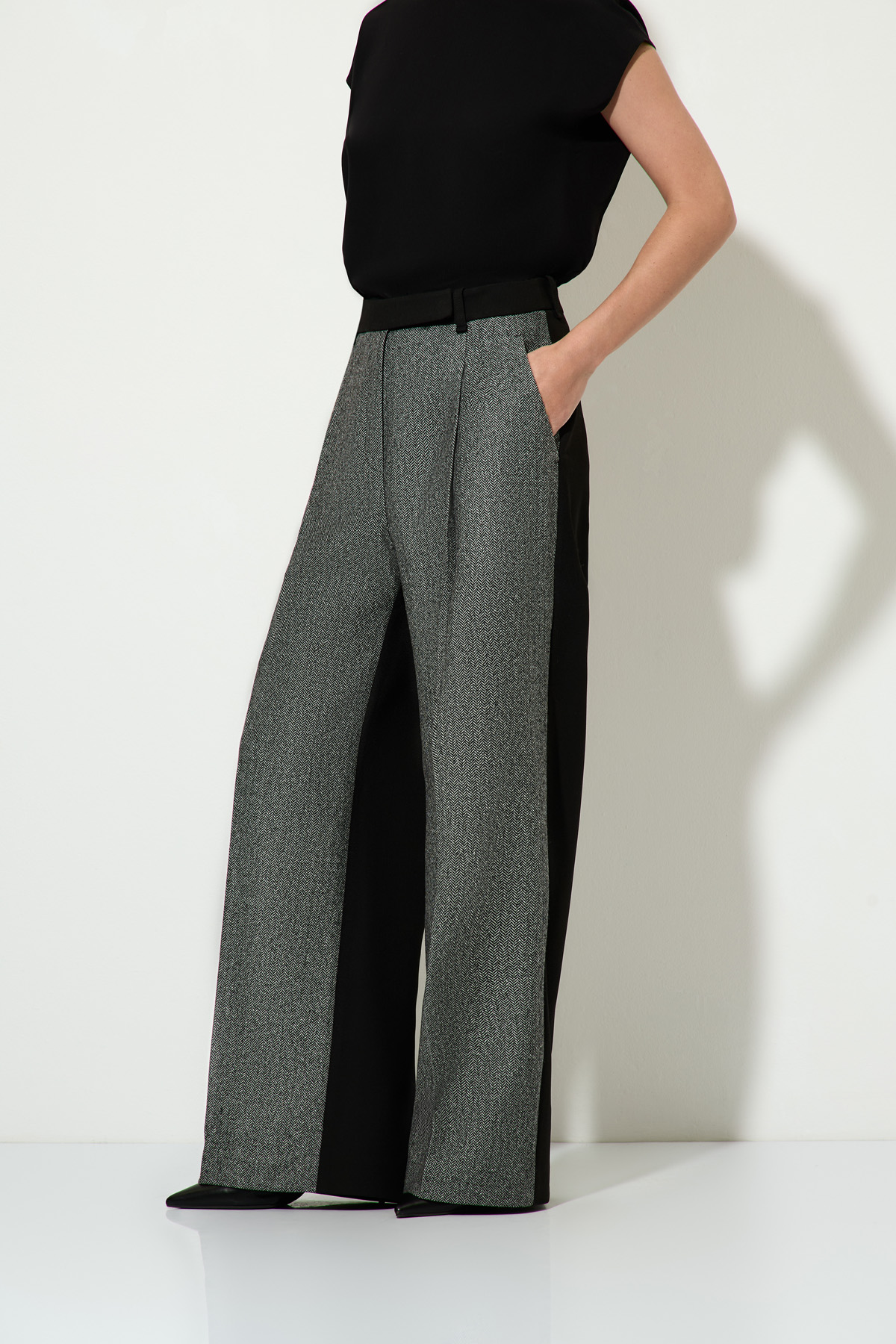 Брюки в стиле color block VASSA&Co, пол женский, цвет серый, фото №3