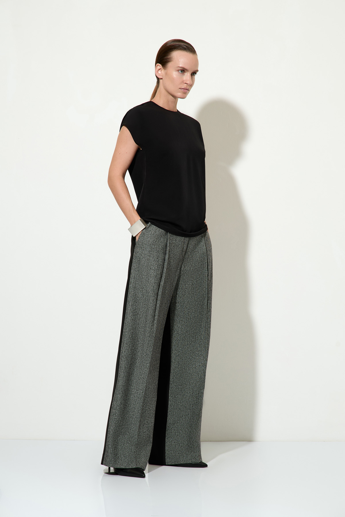 Брюки в стиле color block VASSA&Co, пол женский, цвет серый, фото №5