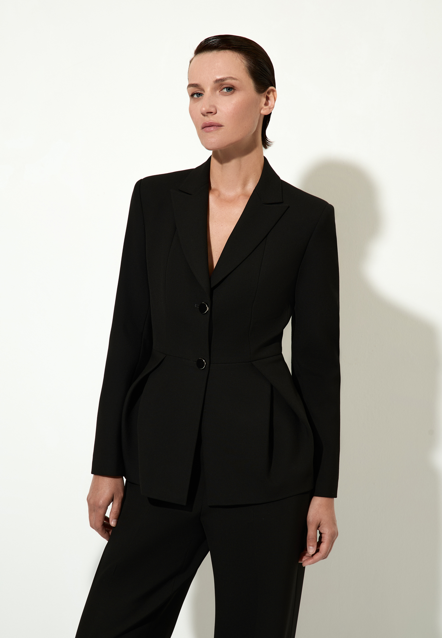 Приталенный жакет с защипами VASSA&Co, пол женский, цвет черный, фото №2