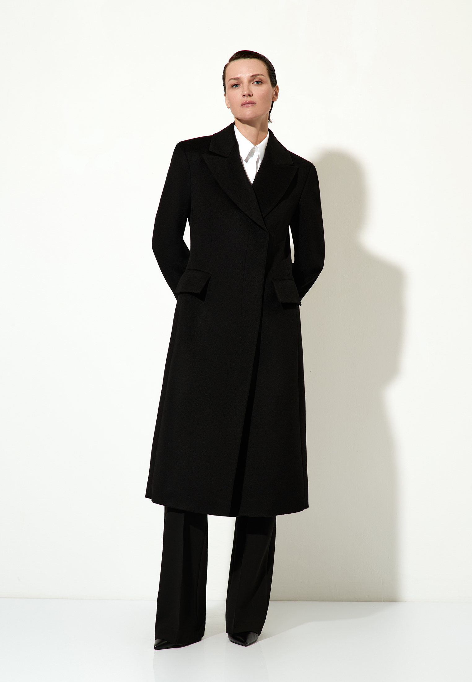 Брюки черные со стрелками VASSA&Co, пол женский, цвет черный, фото №4