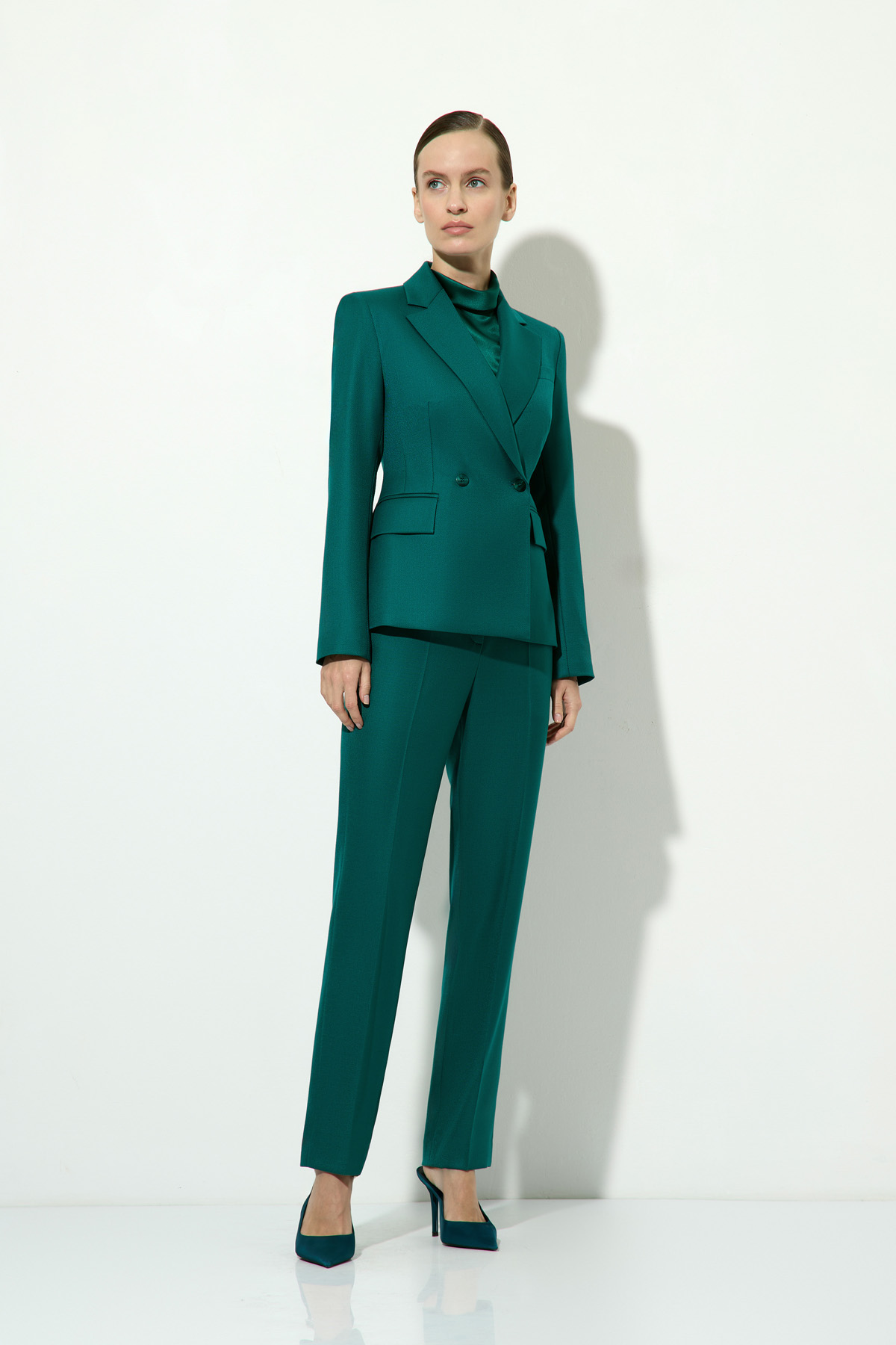 Брюки изумрудного цвета VASSA&Co, пол женский, цвет зеленый, фото №4