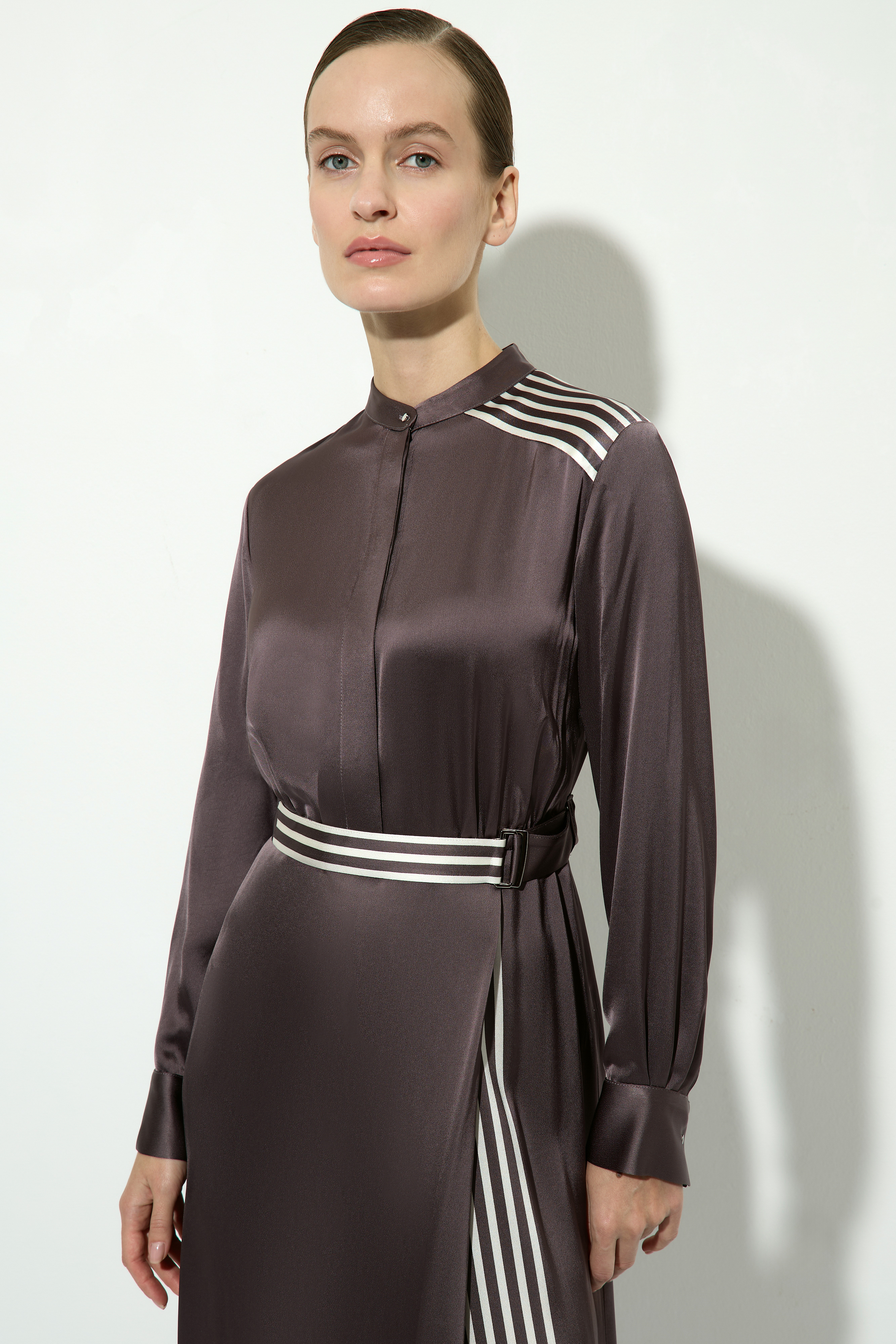 Атласное платье из вискозы VASSA&Co, пол женский, цвет коричневый, фото №2